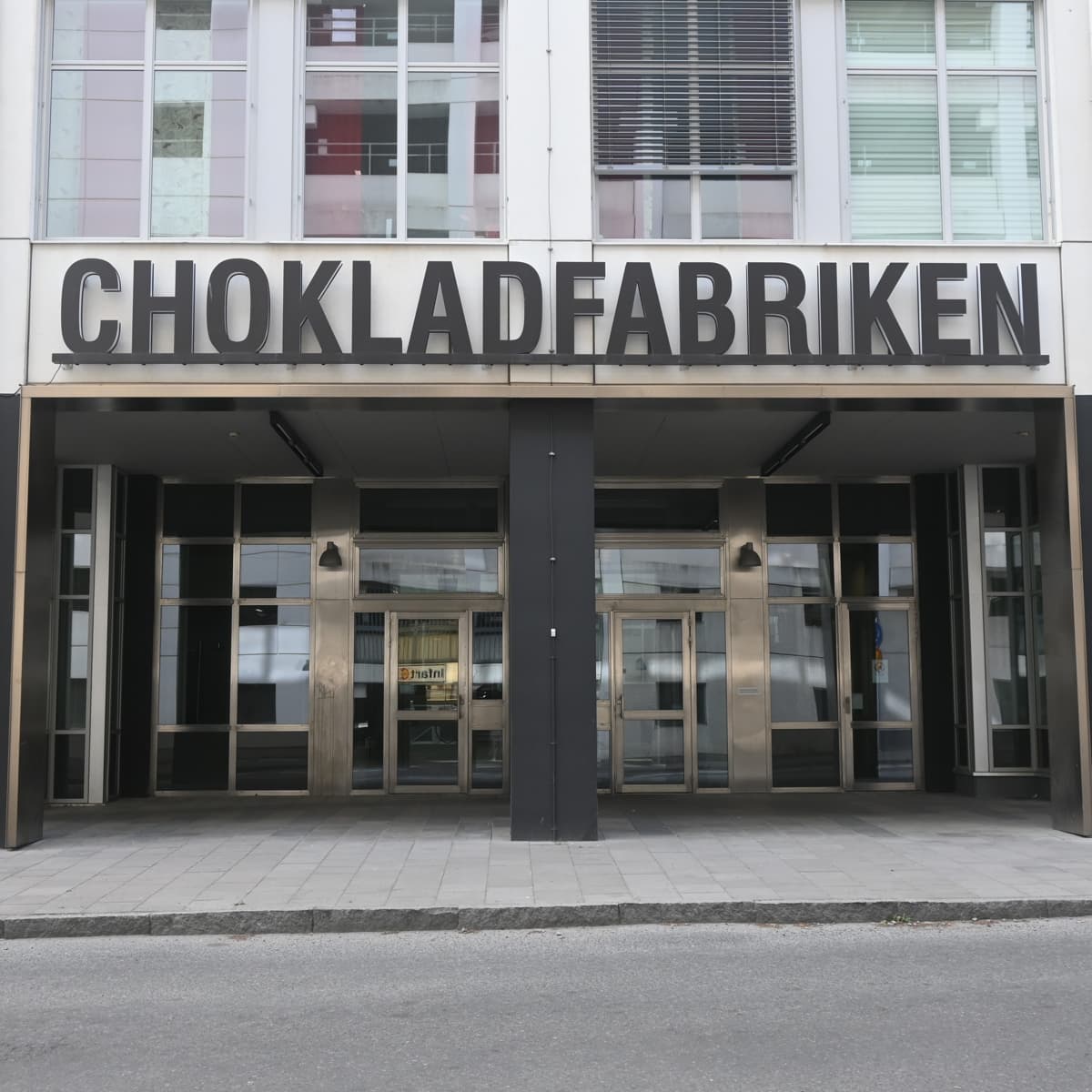 Ingången till en byggnad med en skylt där det står chokkadababriken.