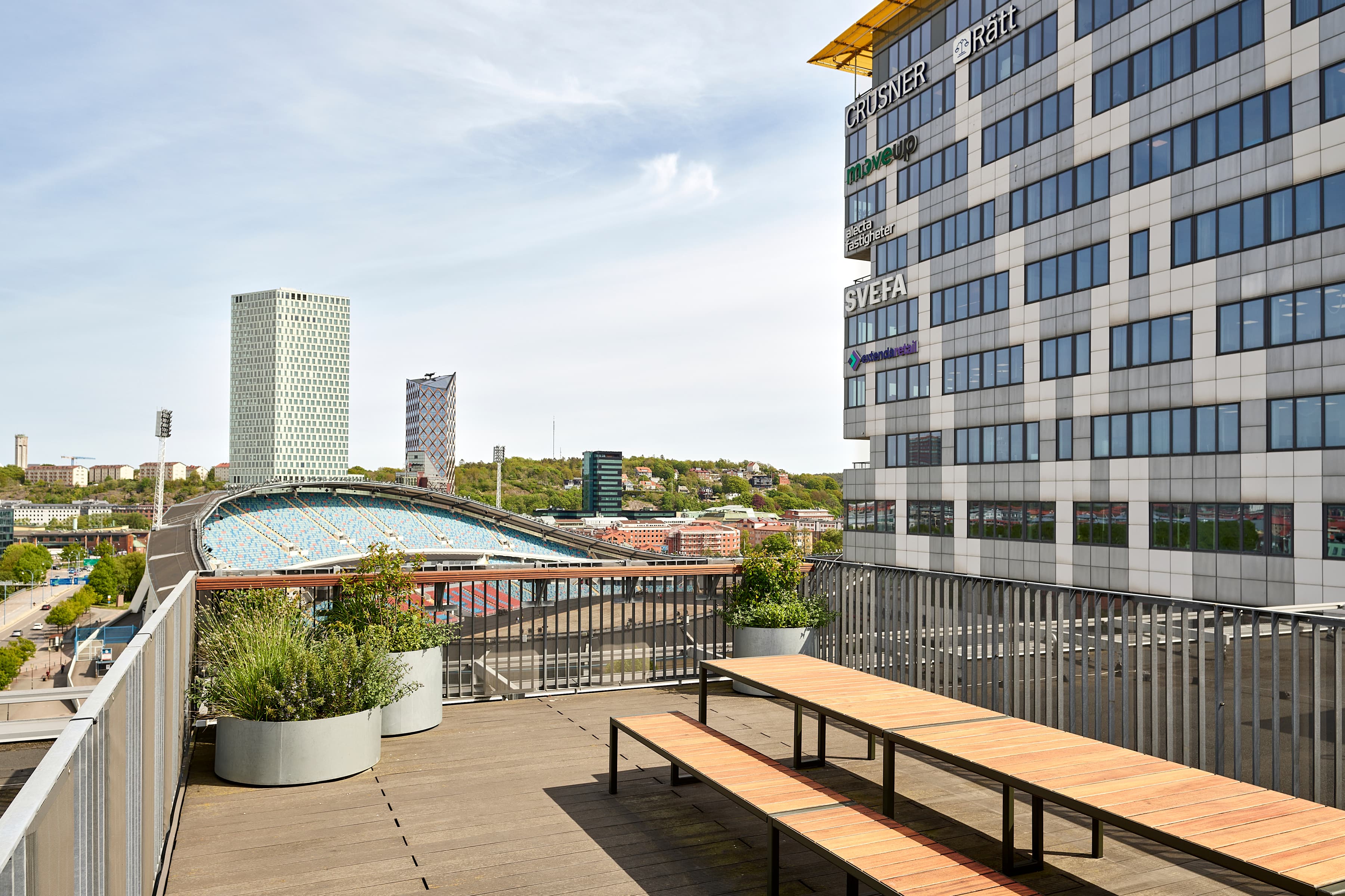 En träbänk som sitter på toppen av ett tak.