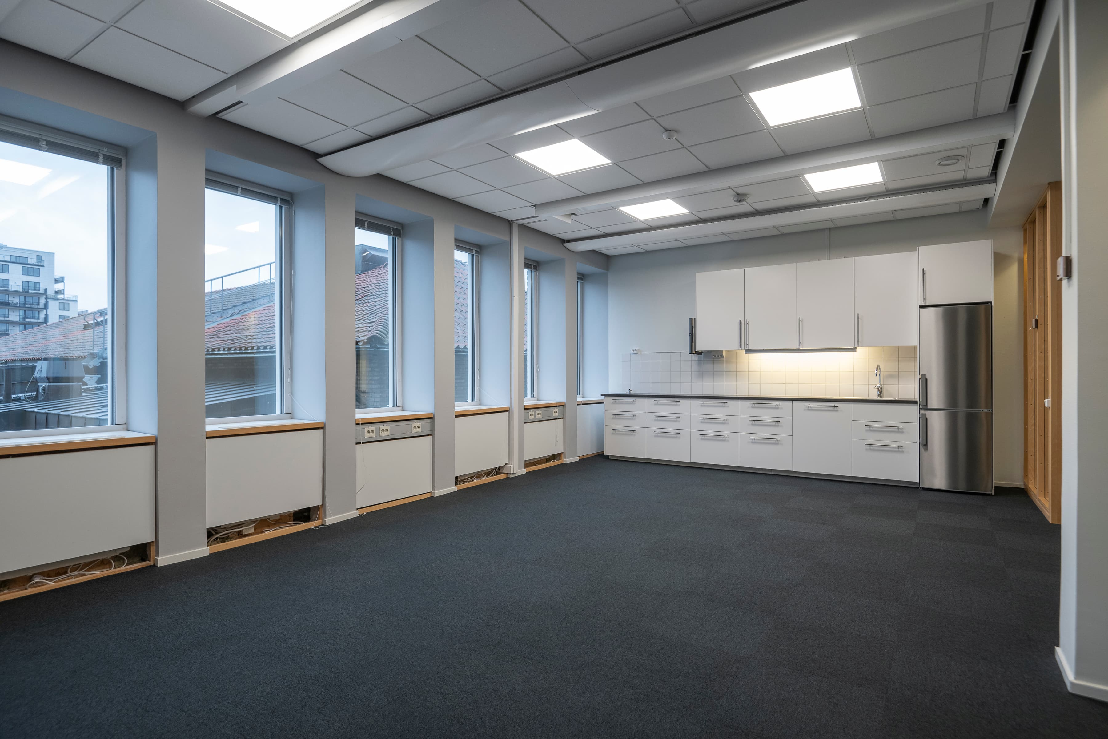 Ett tomt rum med många fönster.