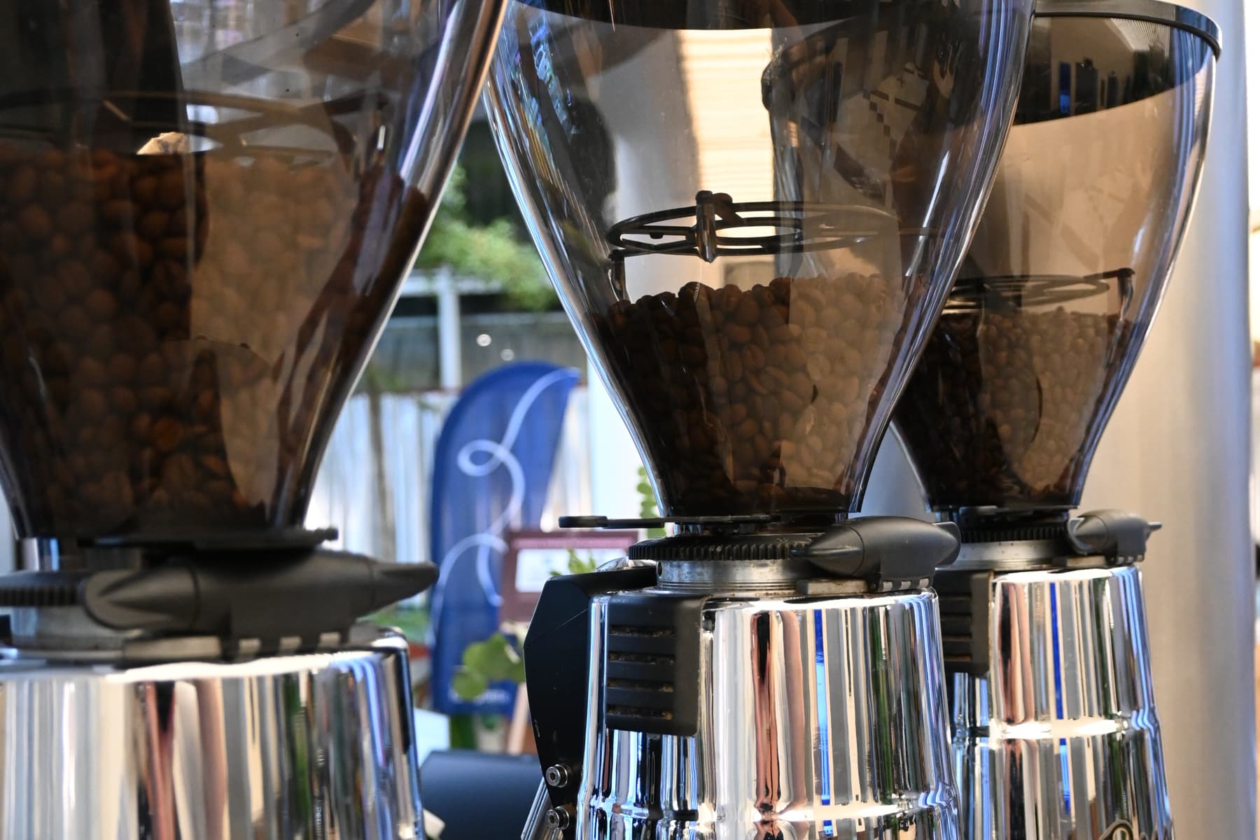 En närbild av en kaffebryggare på en bänk.