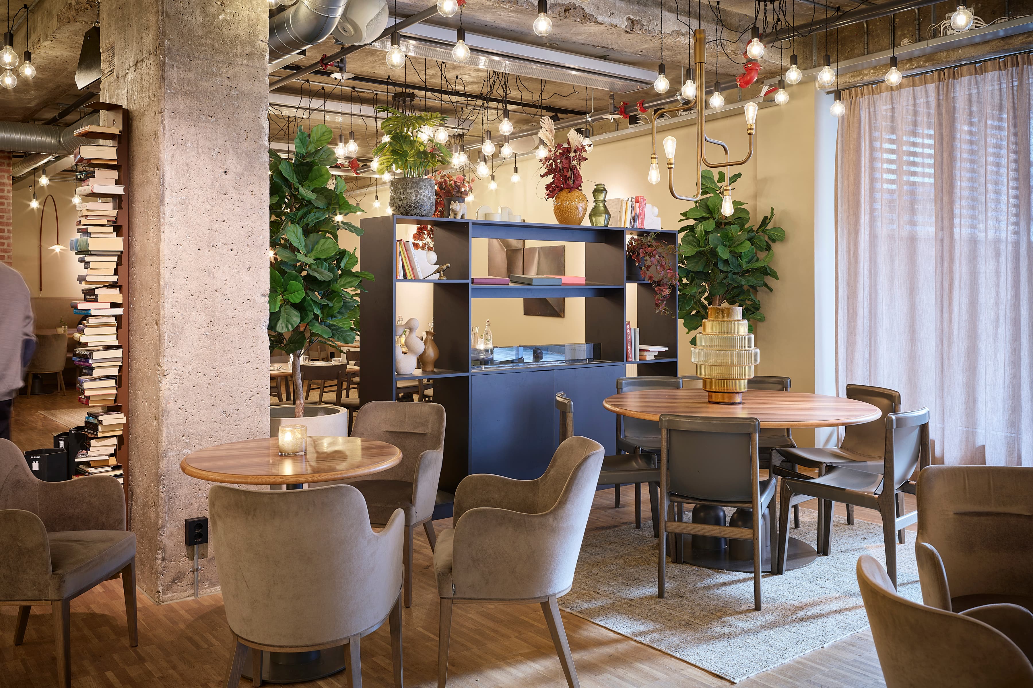 Ett rum fyllt med många stolar och bord.