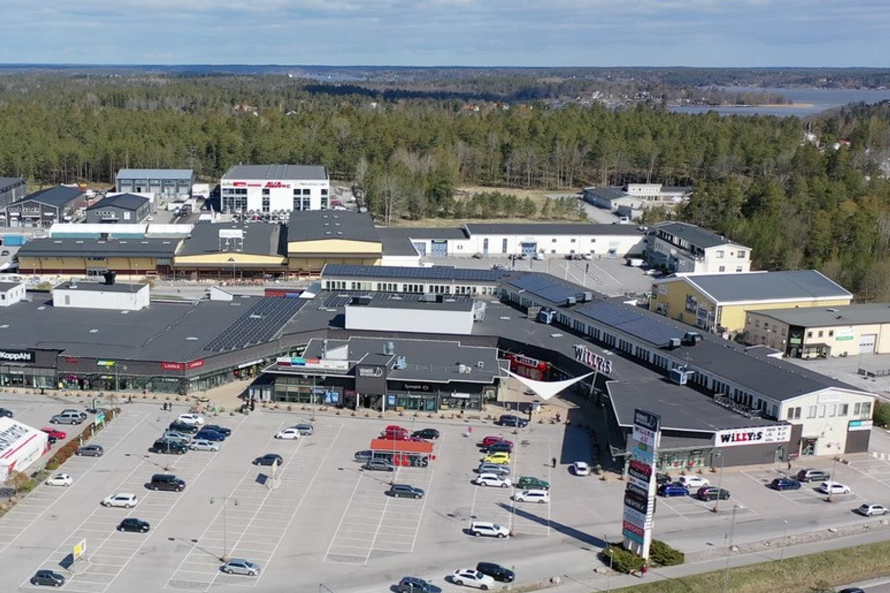 En flygbild av en parkeringsplats i en stad.