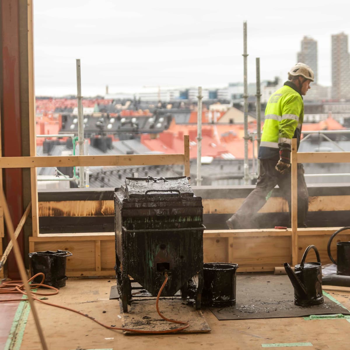En yrkesarbetare som arbetar.