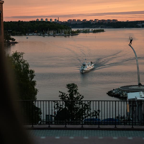 En båt som färdas över en stor vattenmassa.