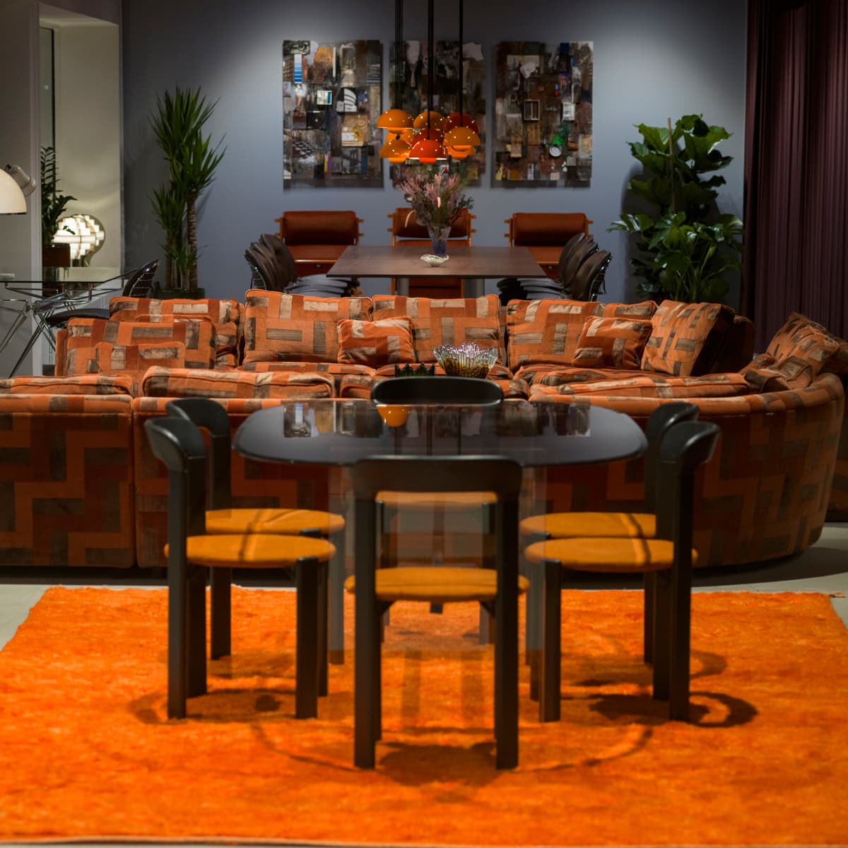 Ett vardagsrum fyllt med möbler och ett bord.