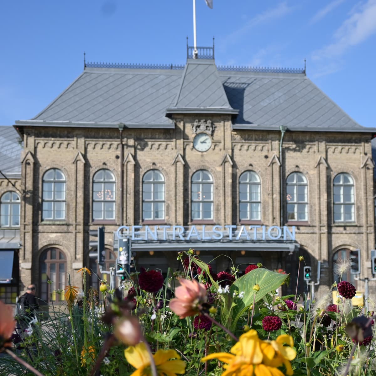 En stor byggnad med en klocka på toppen av den.