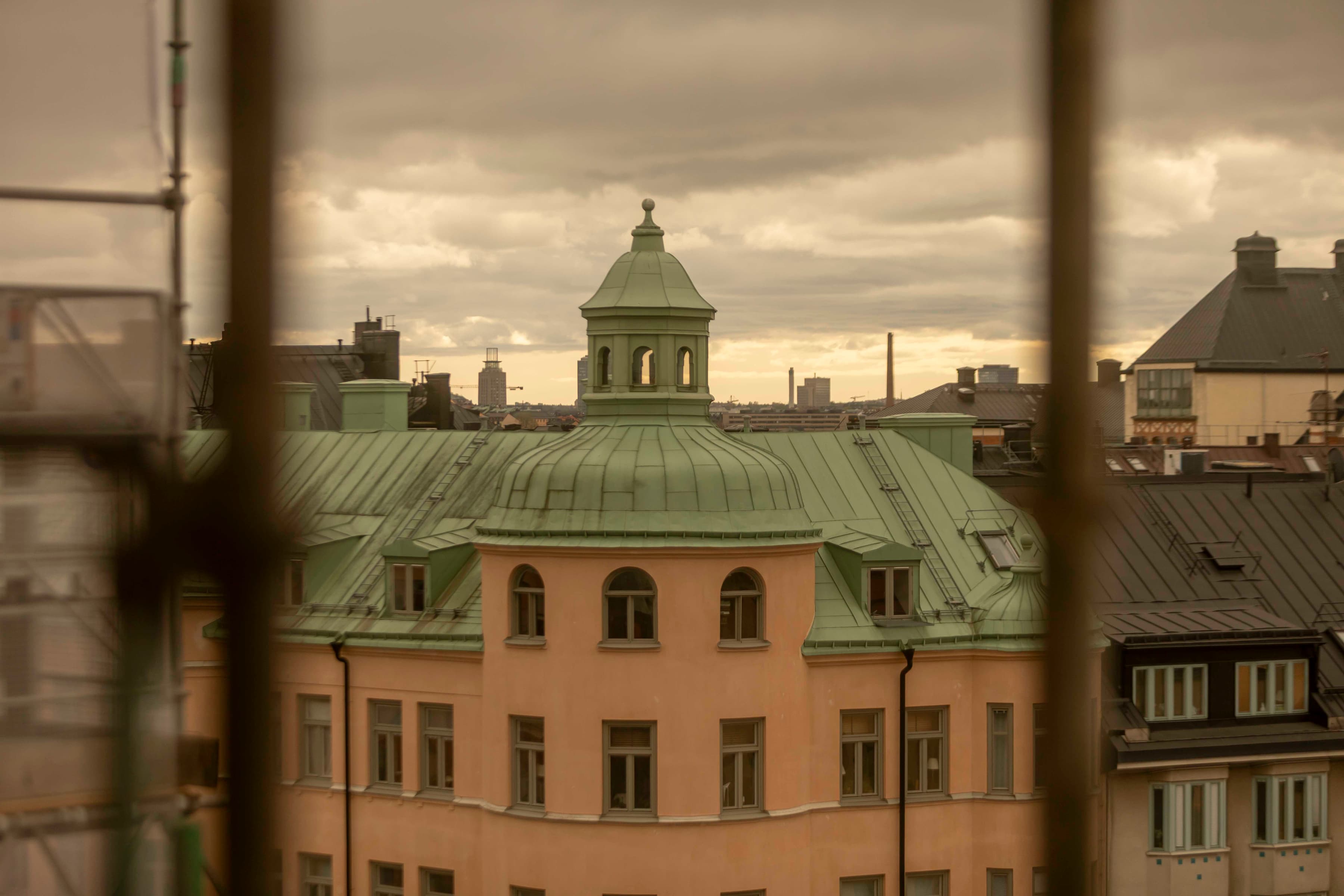 En utsikt av en byggnad genom ett fönster.