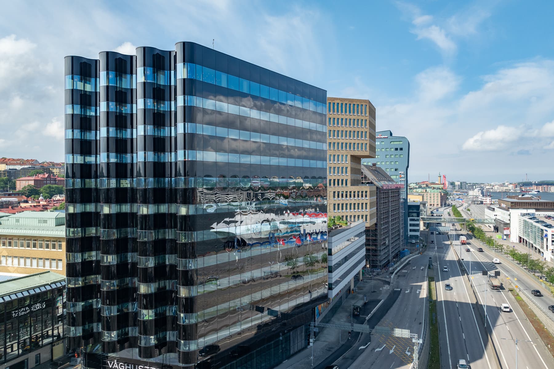 En mycket hög byggnad som ligger vid sidan av en väg.