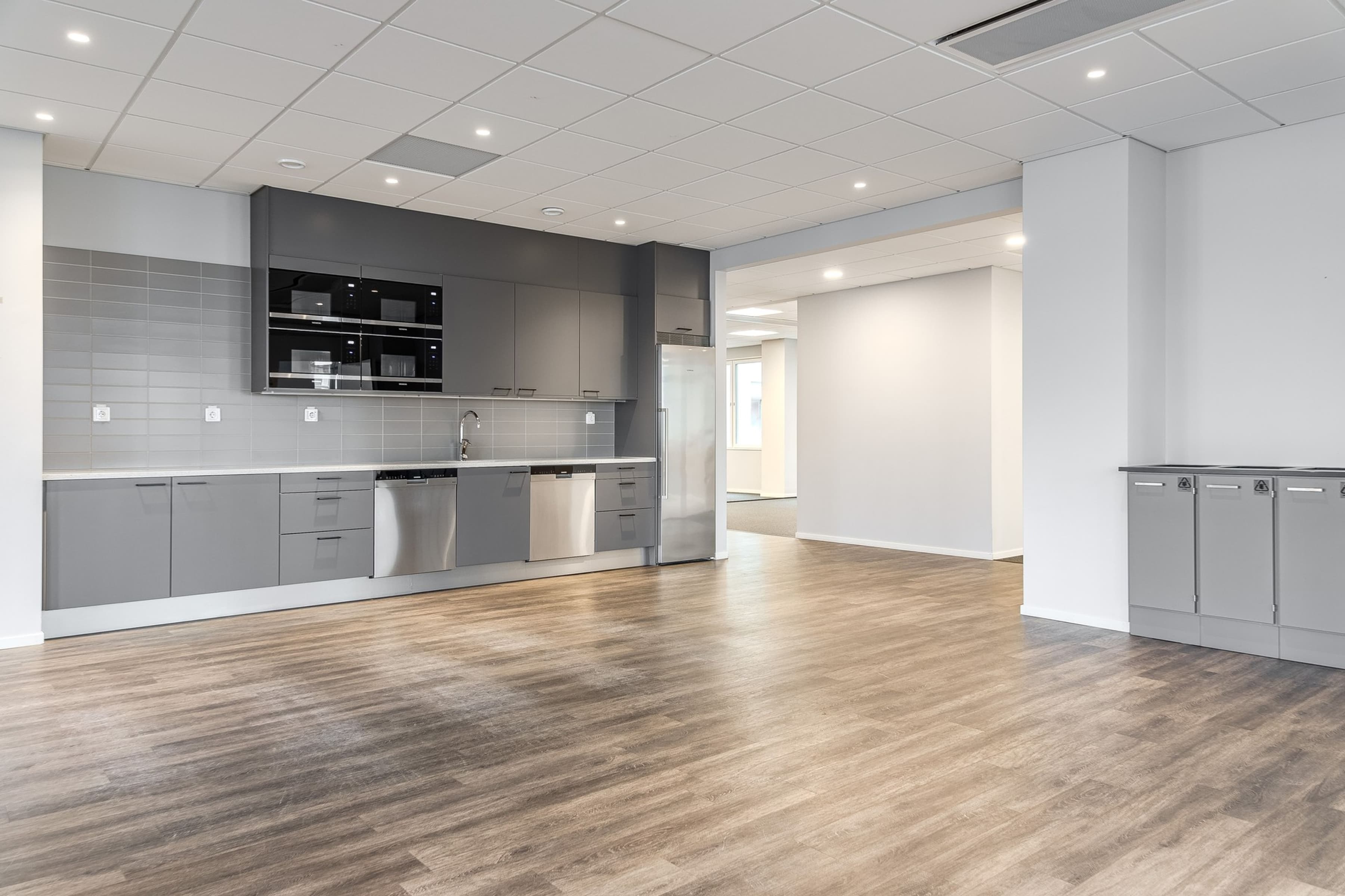 Ett ljust rum med pentry.