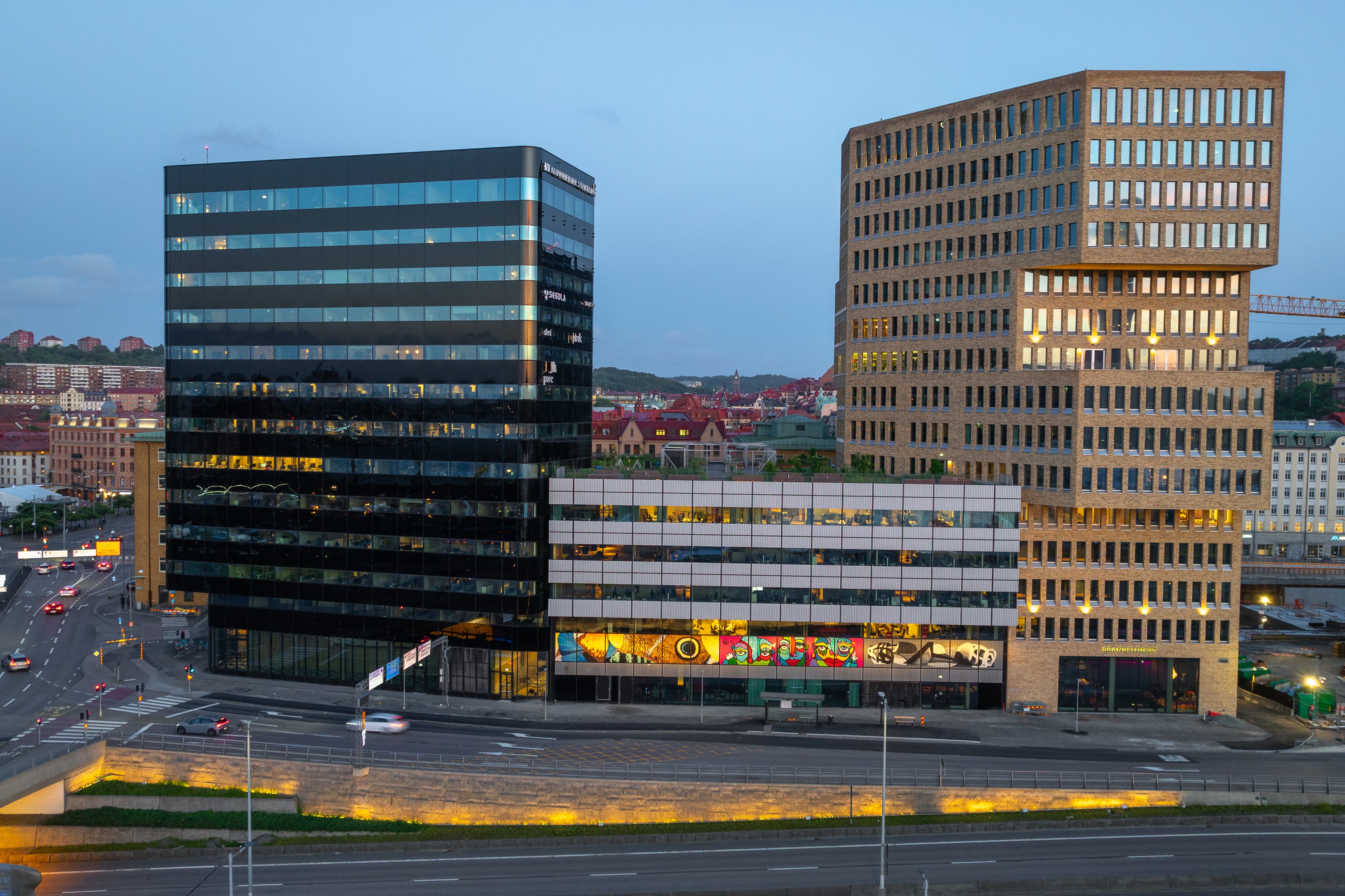 En grupp byggnader som ligger bredvid varandra.