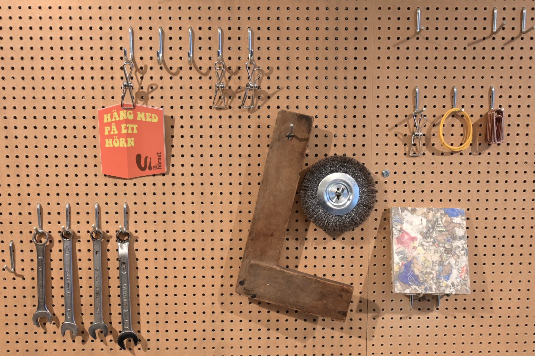 En pegboard med en massa verktyg hängande på den.