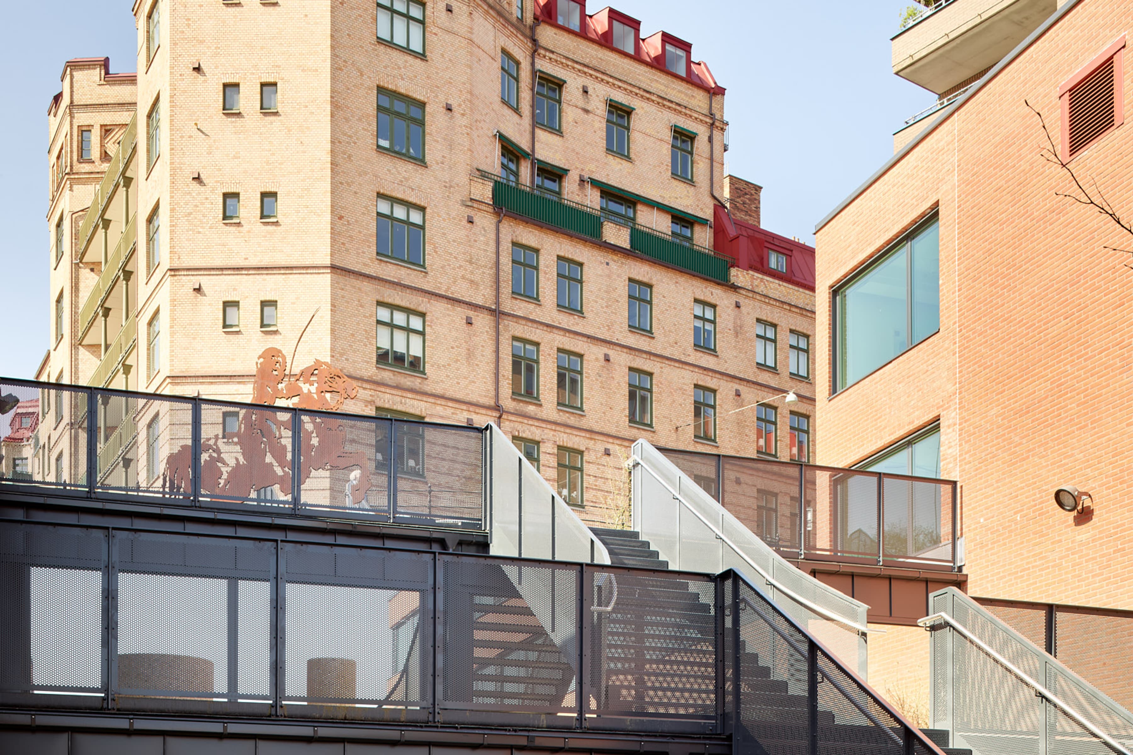 En byggnad med en trappa som går upp till toppen av den.