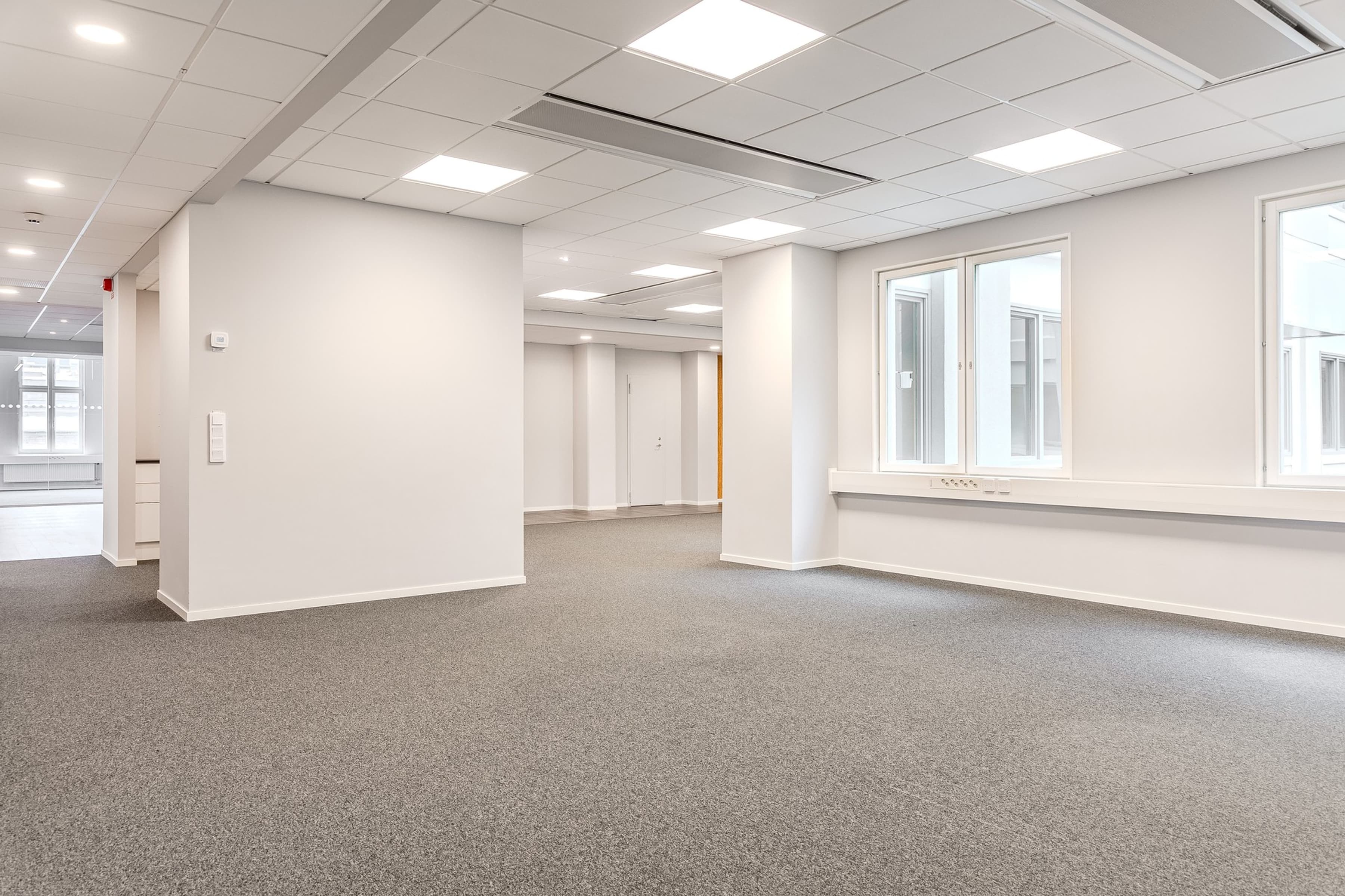 Ett tomt kontorsutrymme utan människor.