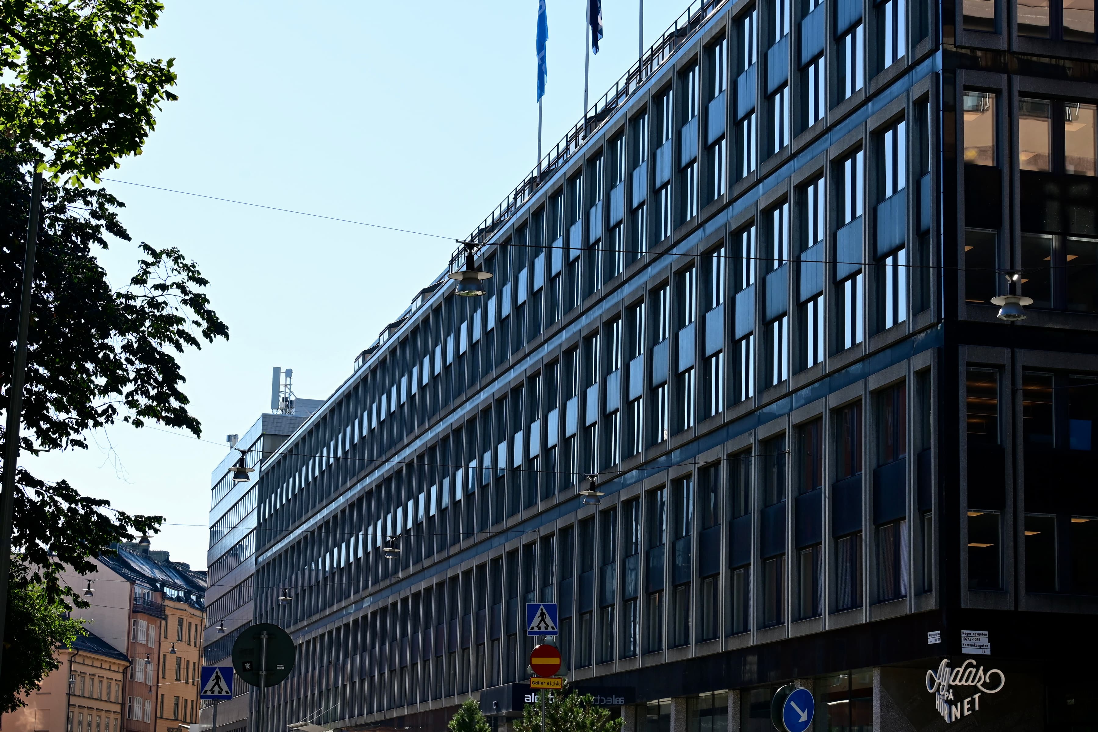 En mycket hög byggnad med många fönster.