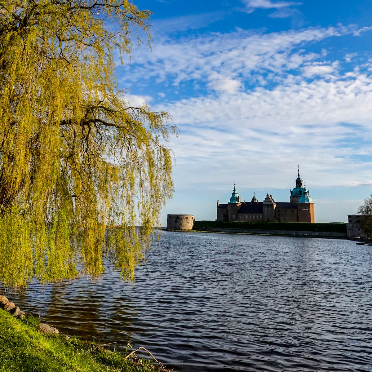 En stor vattensamling med ett slott i bakgrunden.