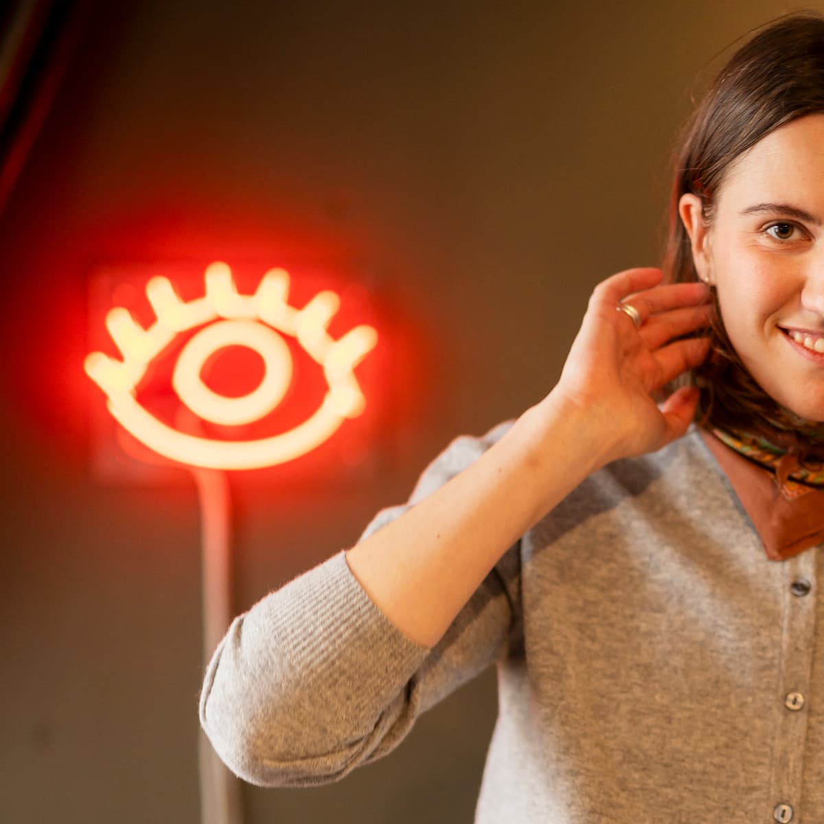 En kvinna som står framför ett rödljus.