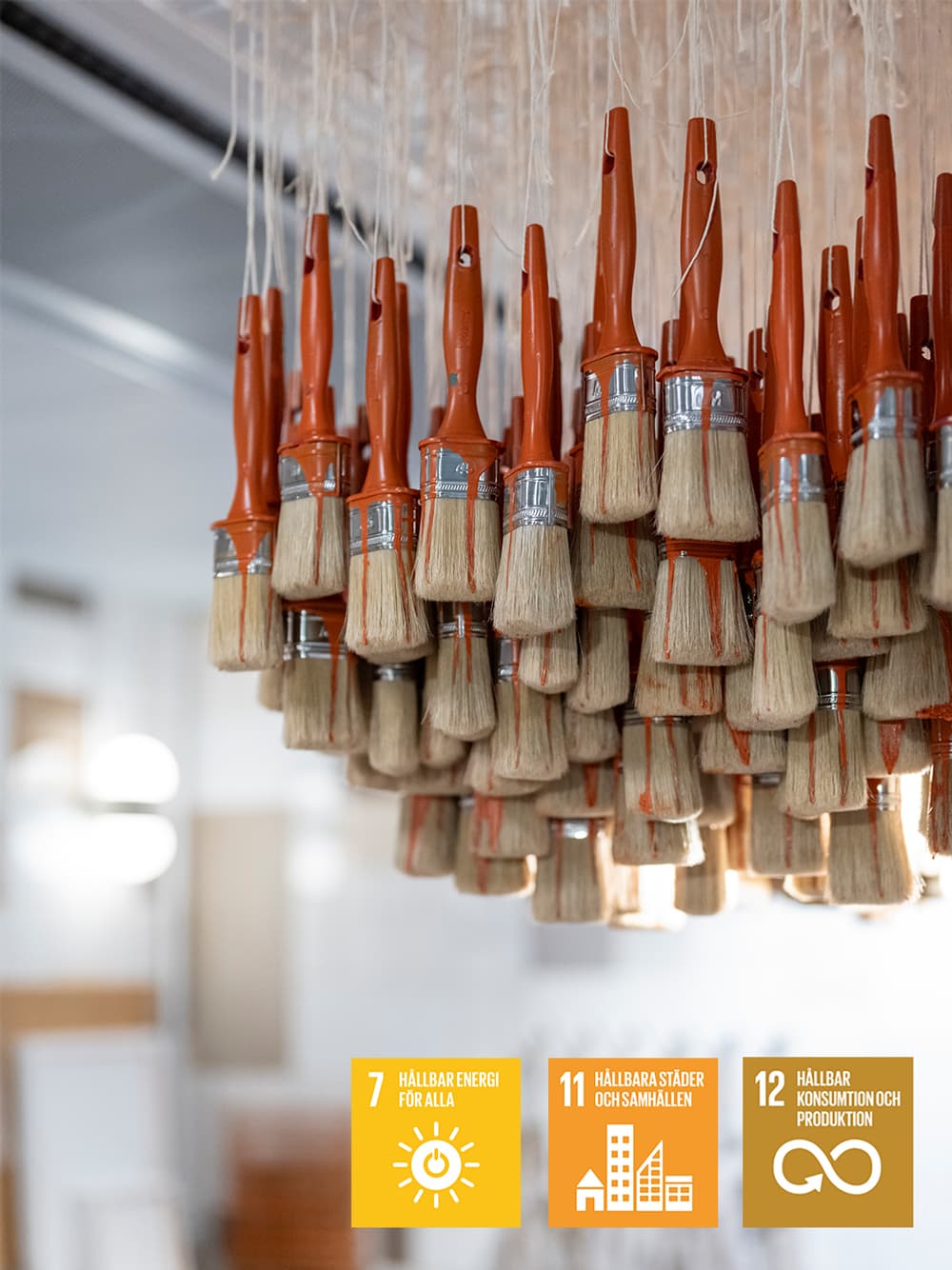 Ett gäng penslar som hänger från en kristallkrona.