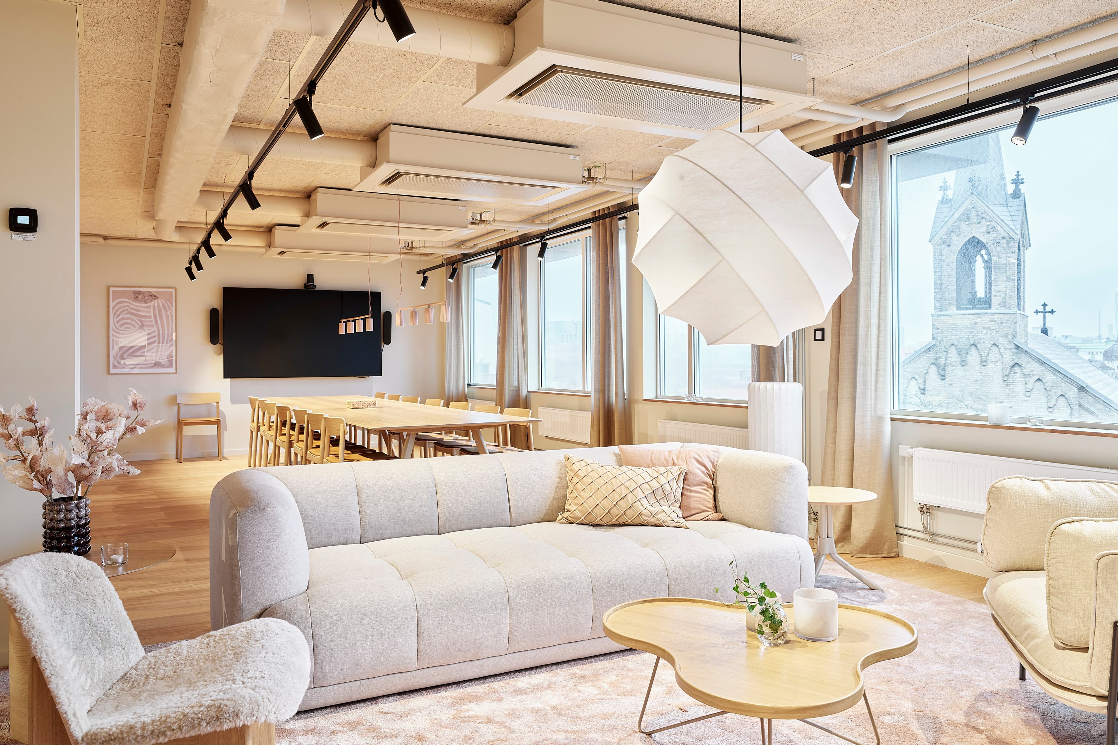 Ett vardagsrum fyllt med möbler och ett stort fönster.