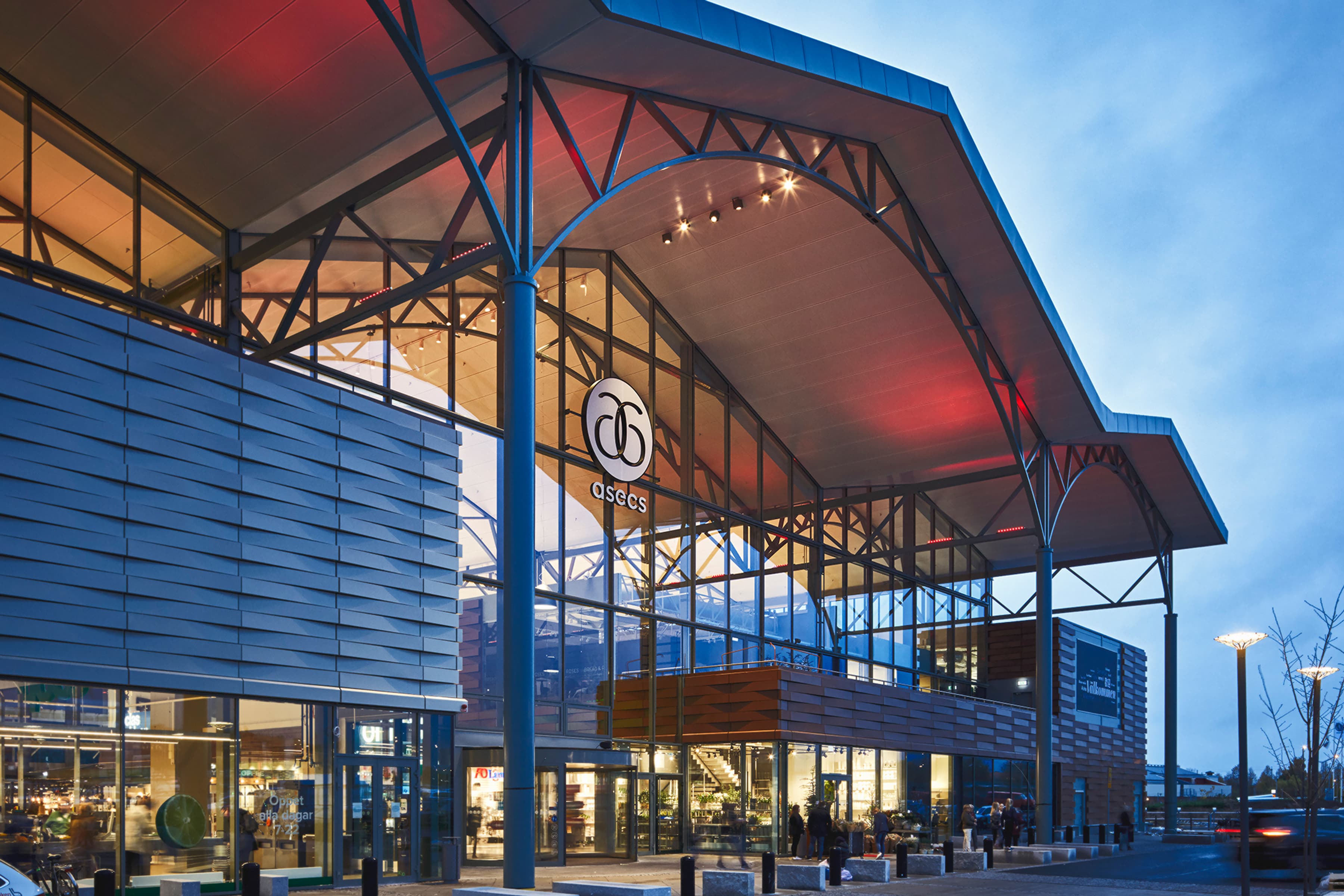 En byggnad som har många lampor på sig.