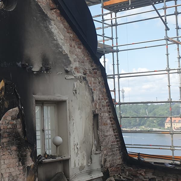 En byggnad med byggnadsställningar på sidan av den.