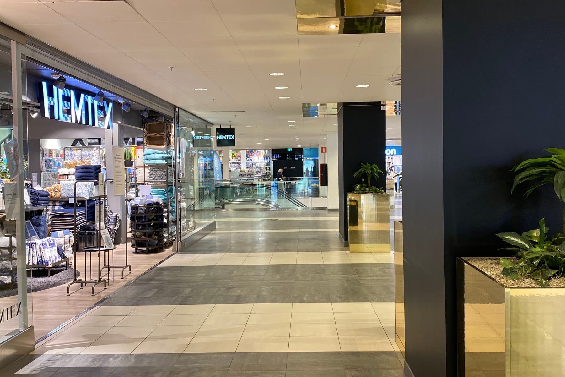 Ett tomt köpcentrum med några få växter.