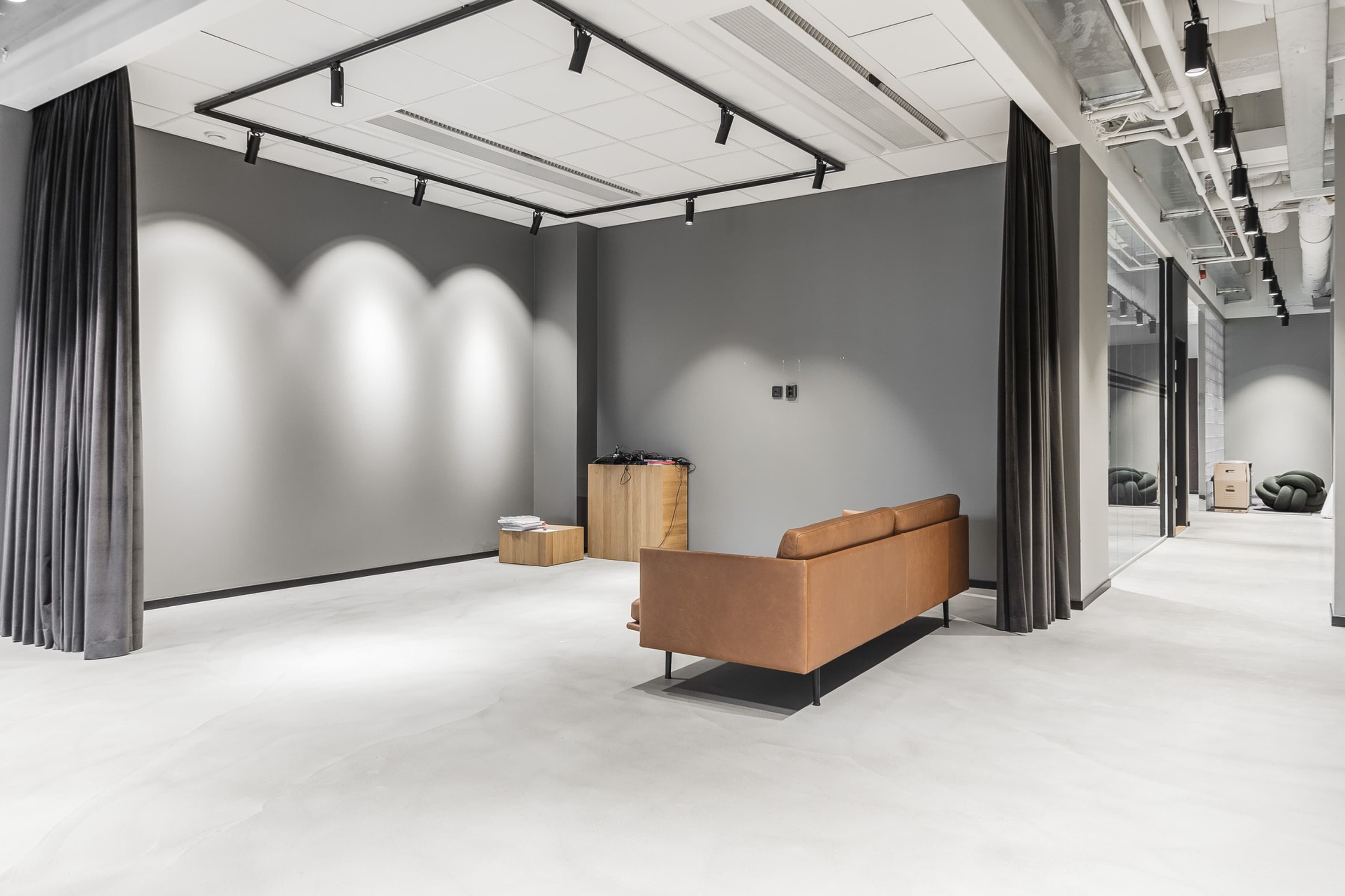 Ett rum med en soffa och en stol i.