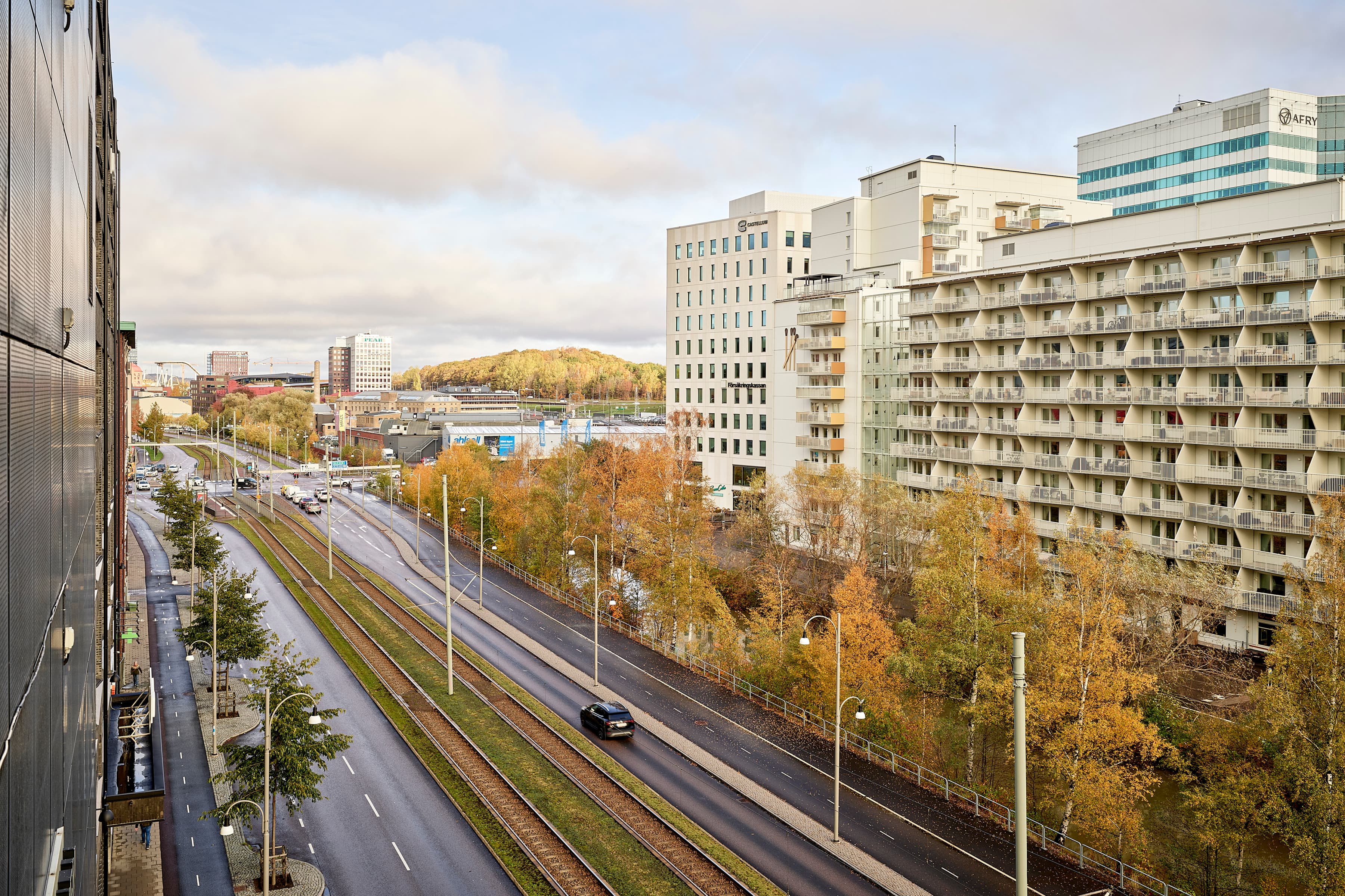En utsikt över en stad från en hög byggnad.