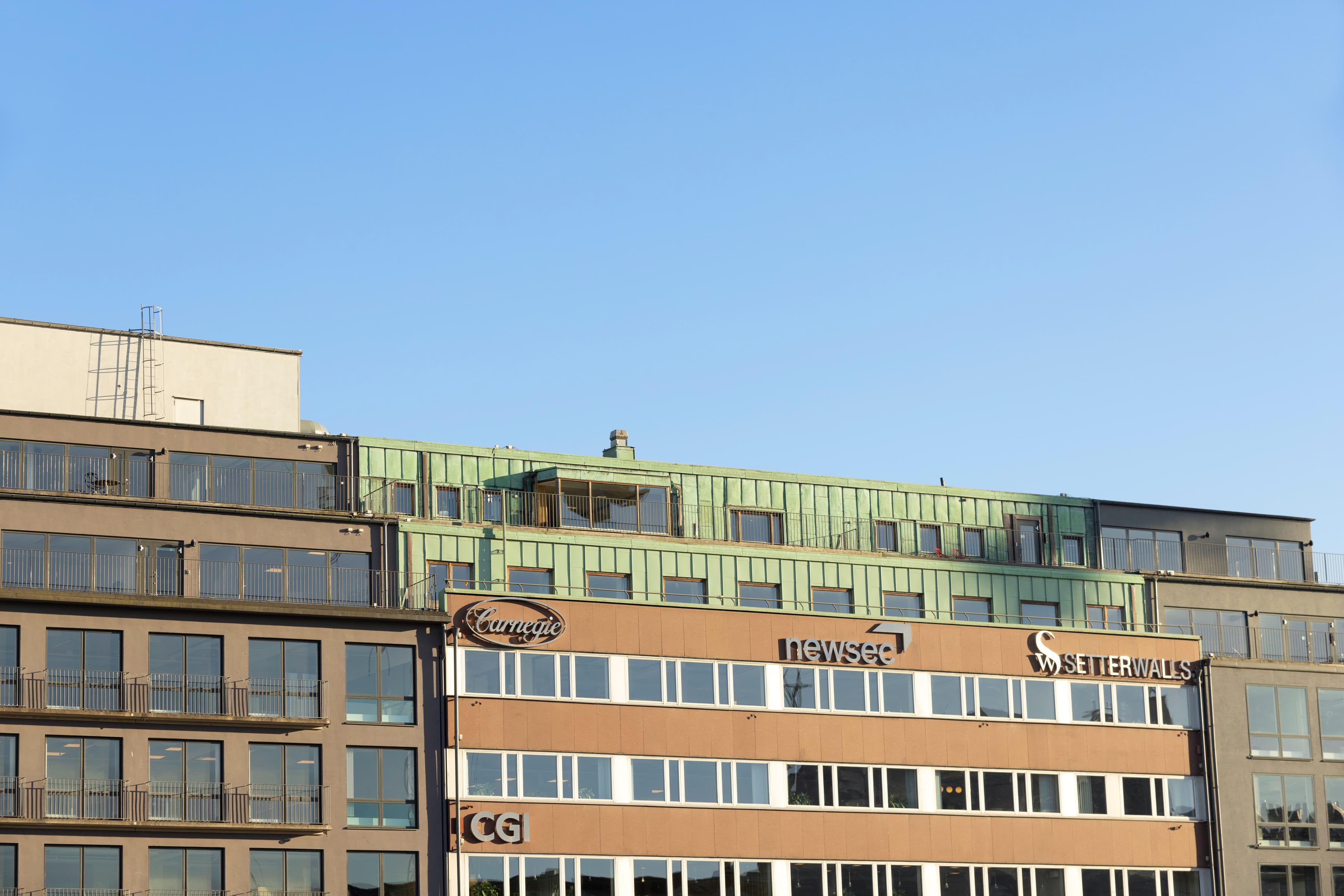 En hög byggnad med en klocka på toppen av den.