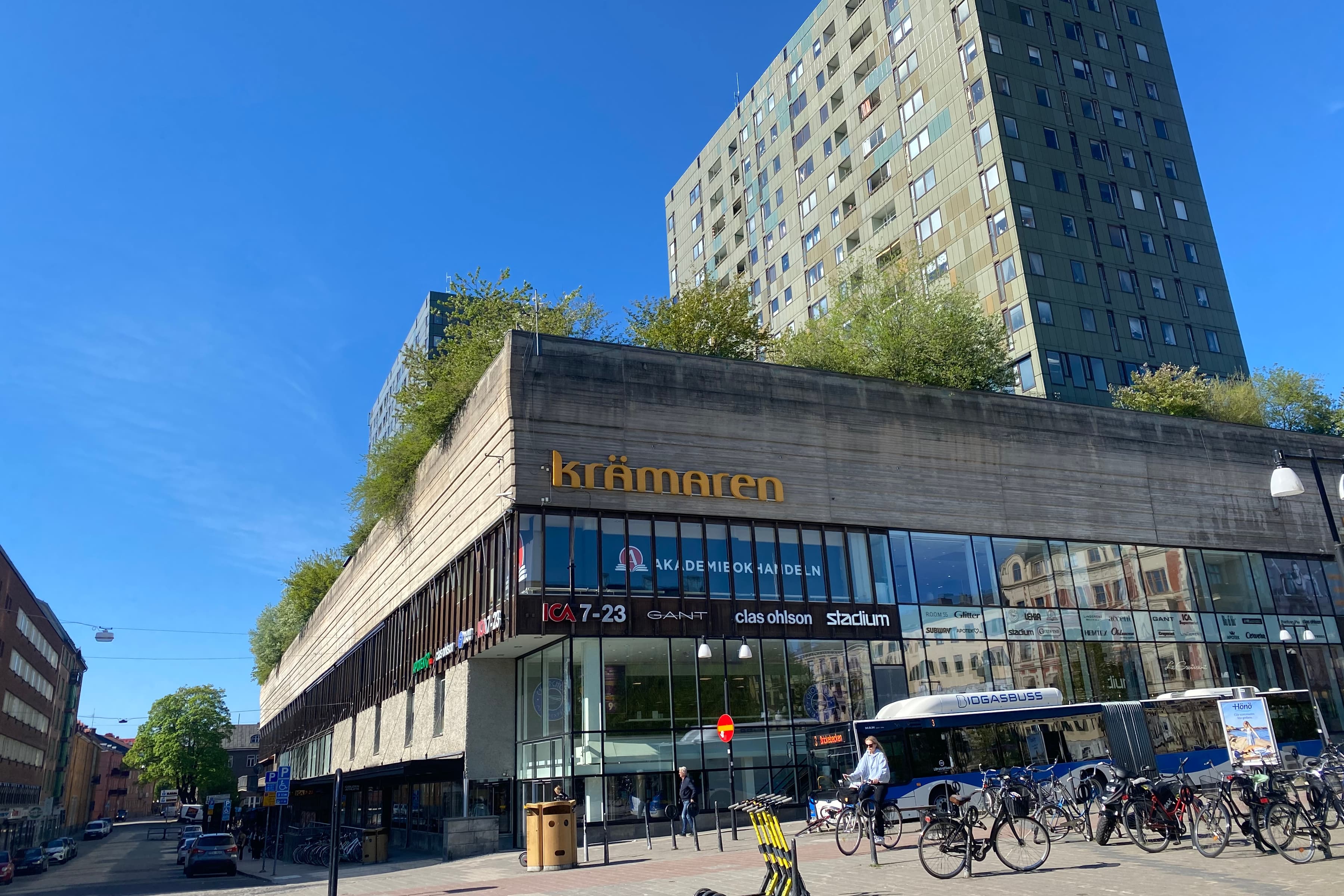 En grupp cyklar parkerade utanför en byggnad.