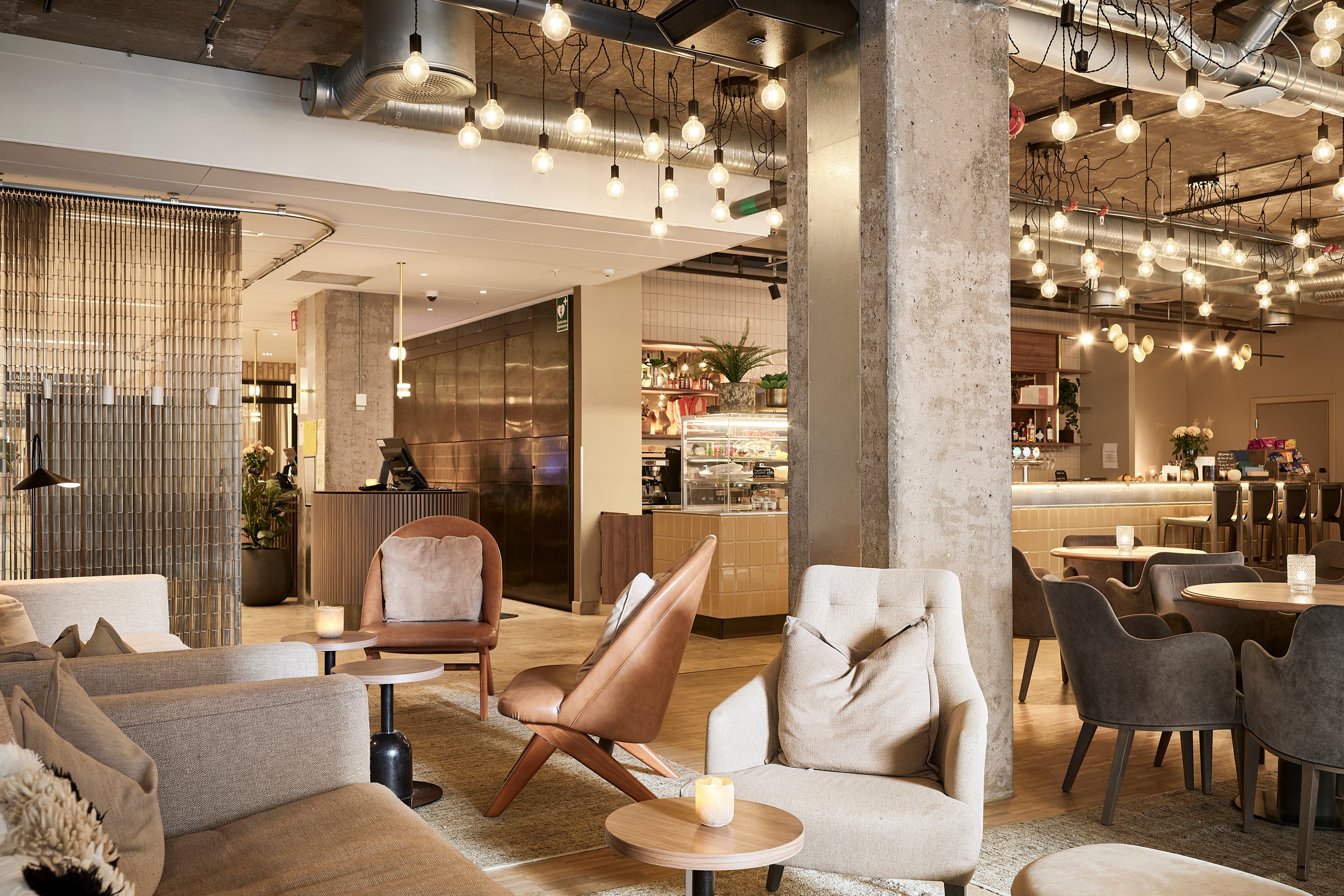 Ett vardagsrum fyllt med massor av möbler.