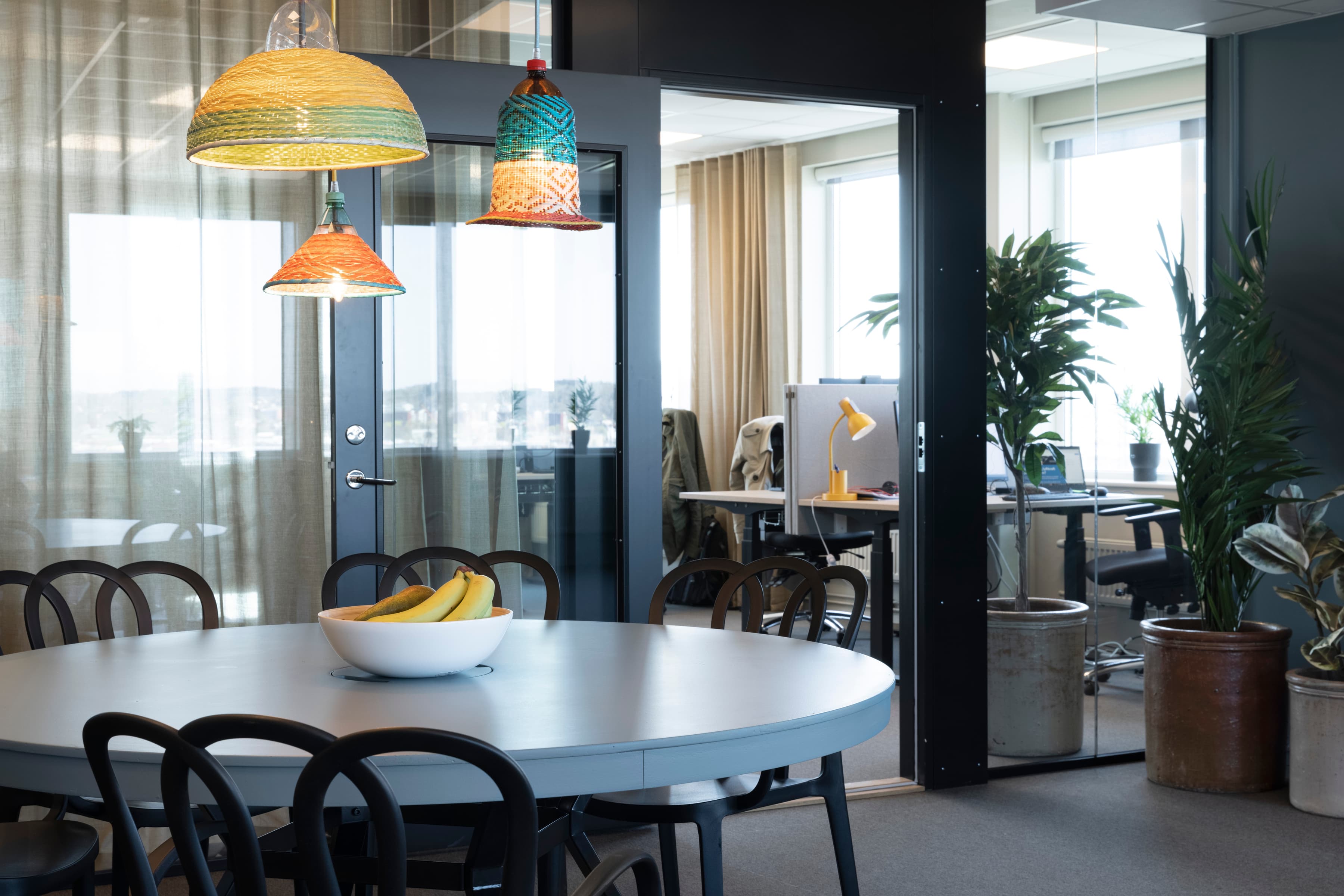 Ett bord med en skål med bananer på.