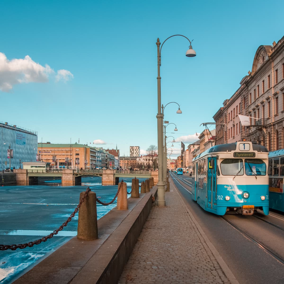 Några bussar som står på en gata.