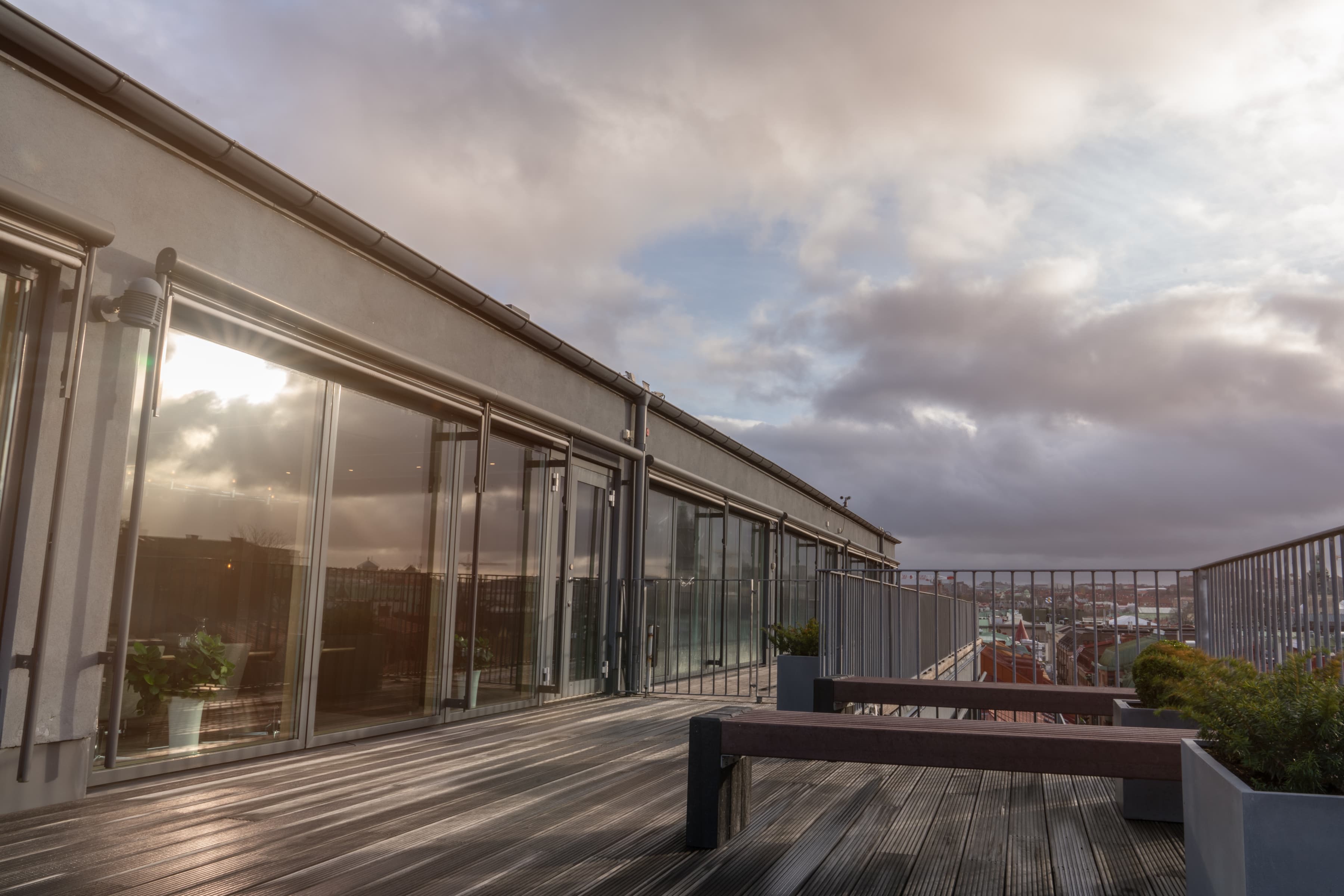 En bänk som sitter på toppen av ett trädäck.