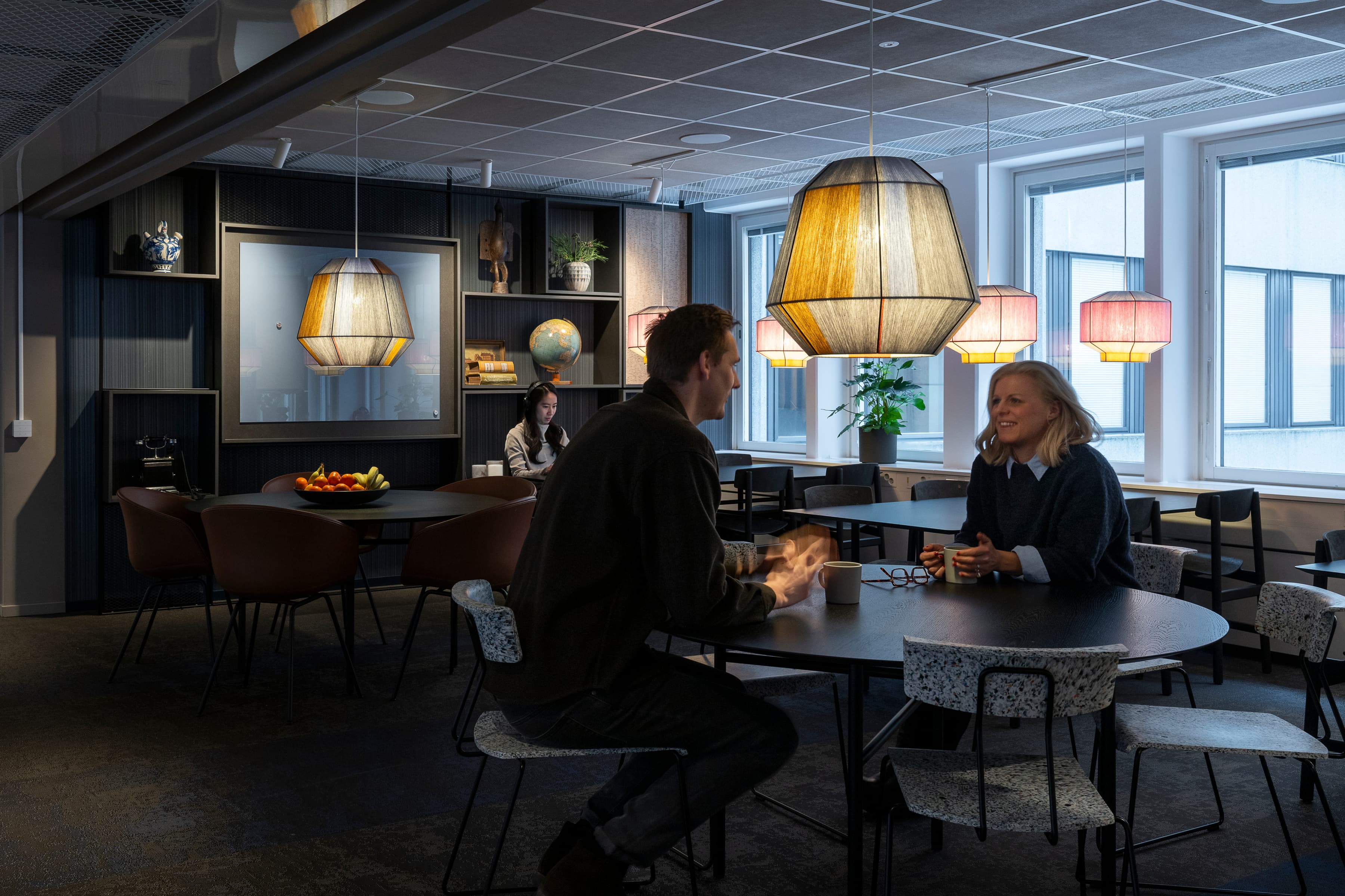 Några personer som sitter vid ett bord i ett rum.