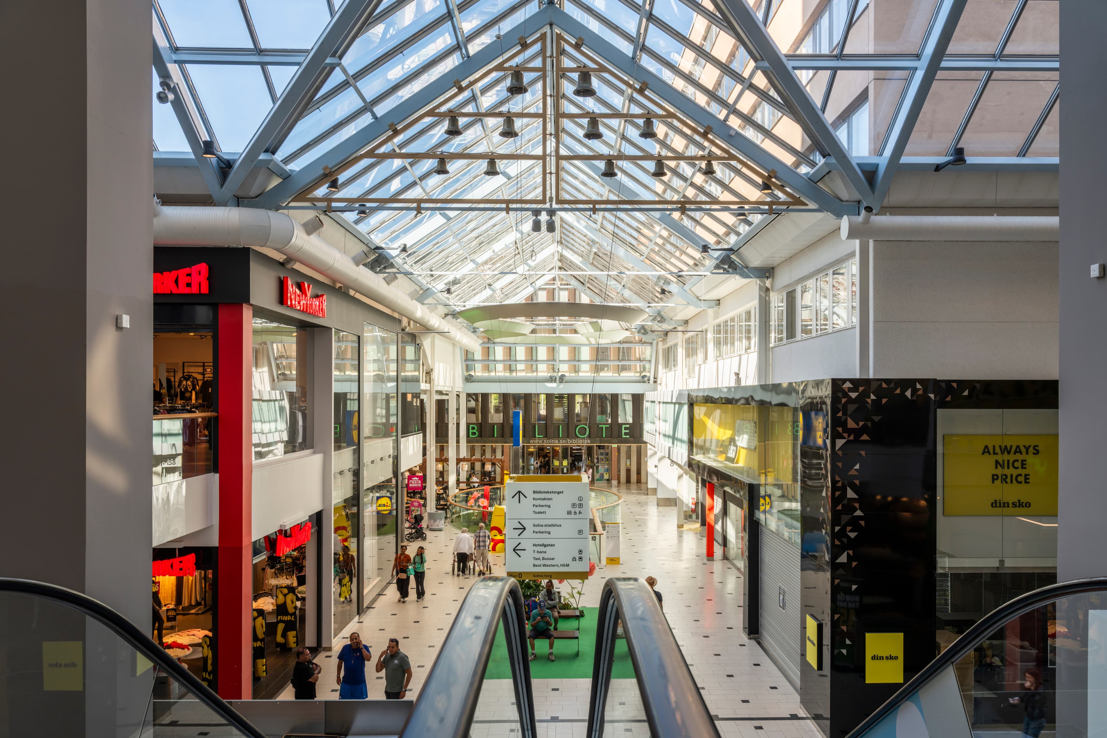 Ett köpcentrum fullt av folk som går omkring.