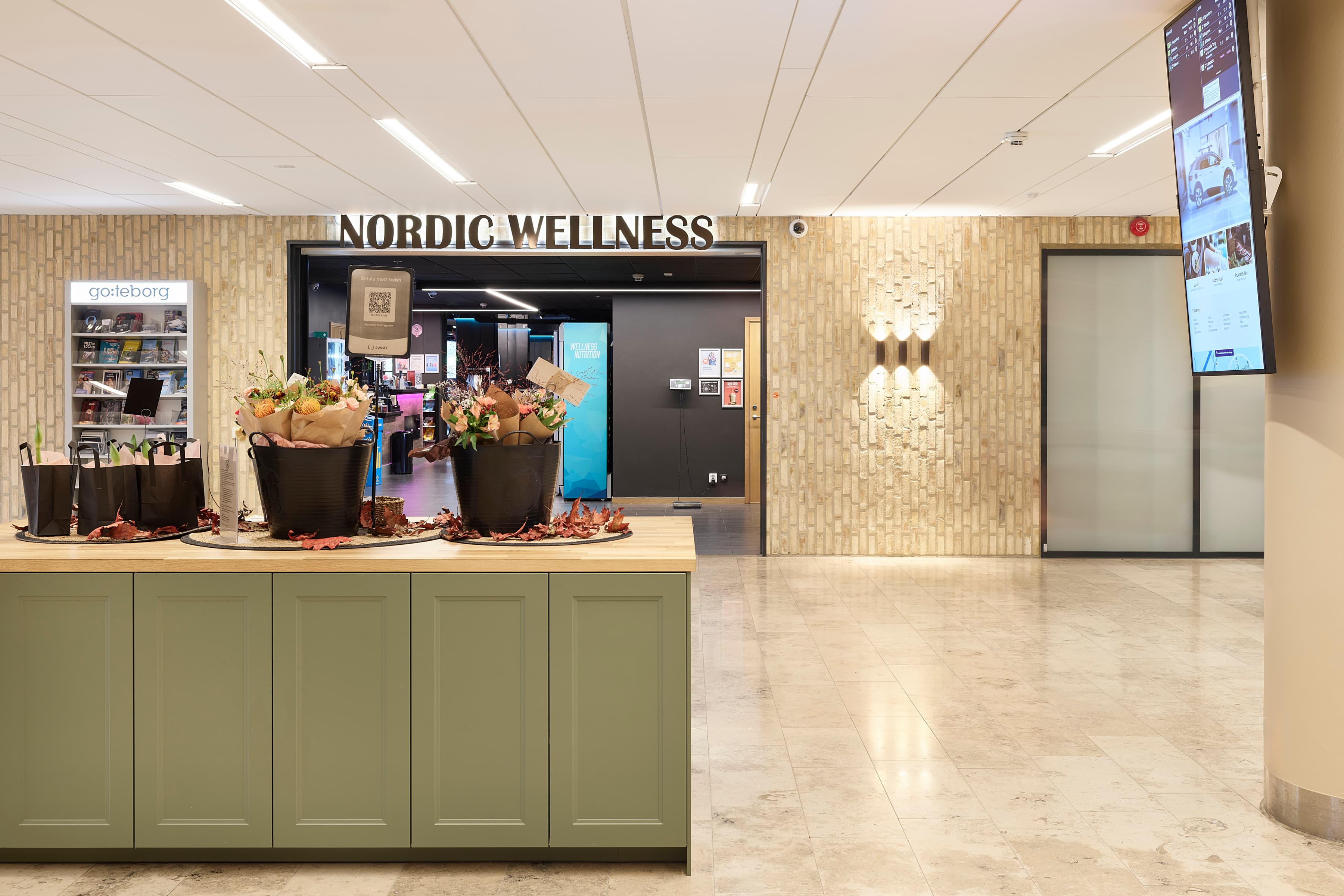 En köksö och entré till ett gym.