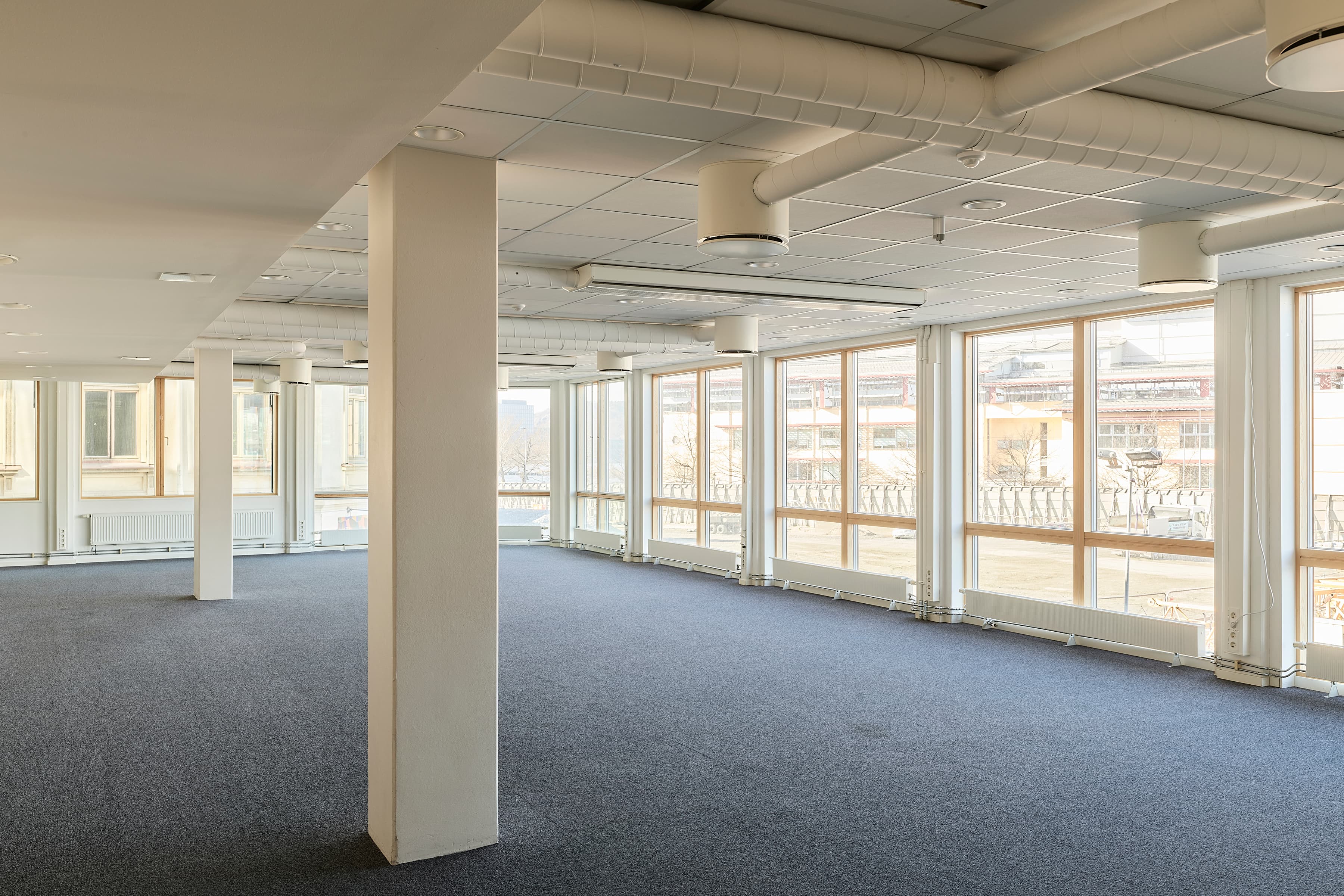 Ett tomt rum med många fönster.