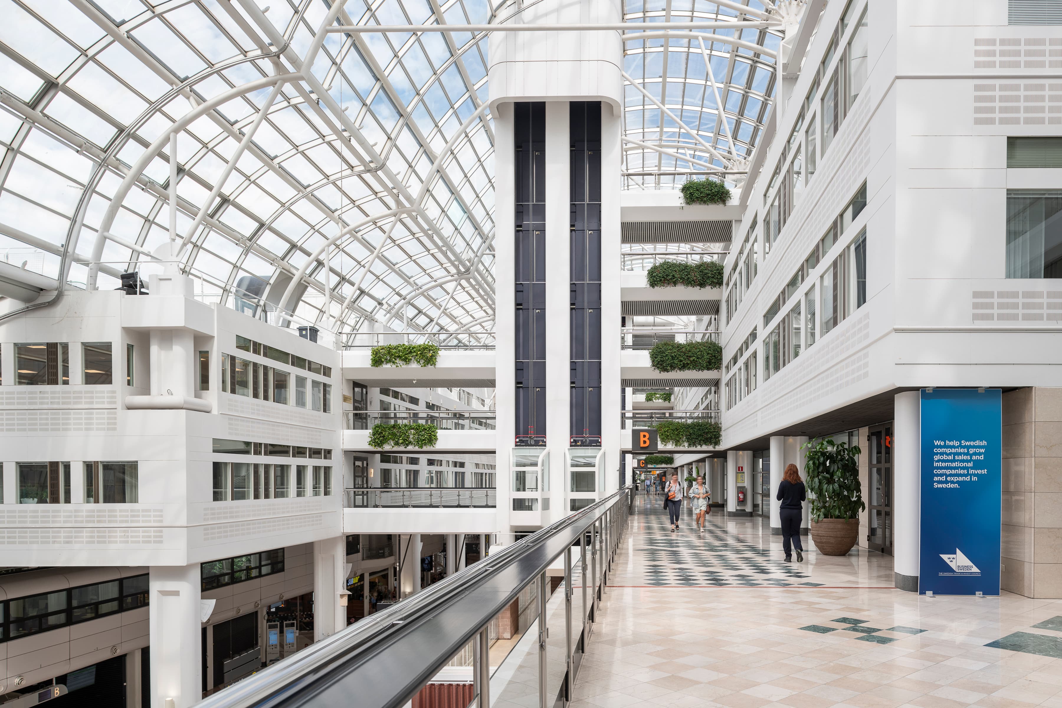Ett stort atrium med några få människor som går omkring.