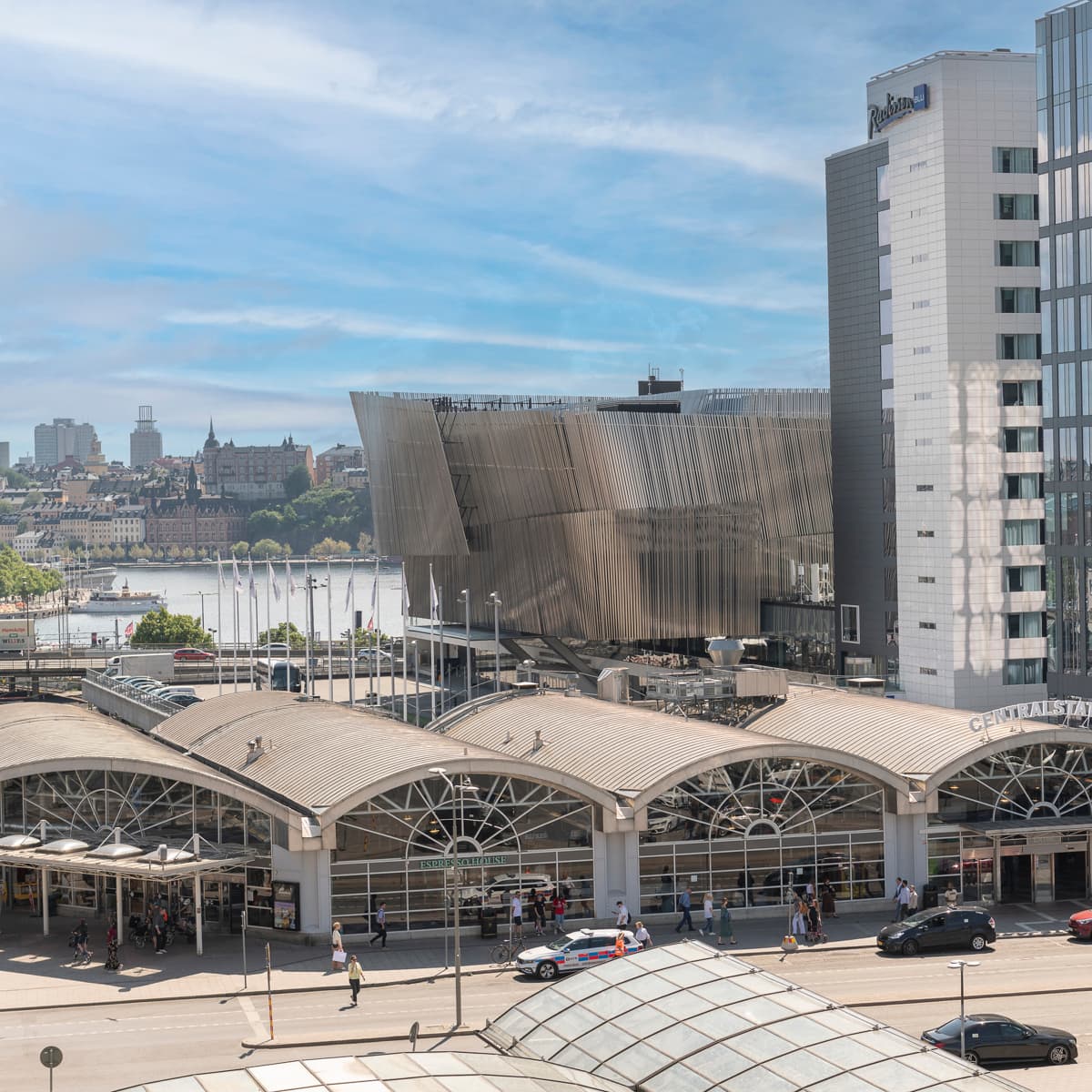 En utsikt över en tågstation i en stad.