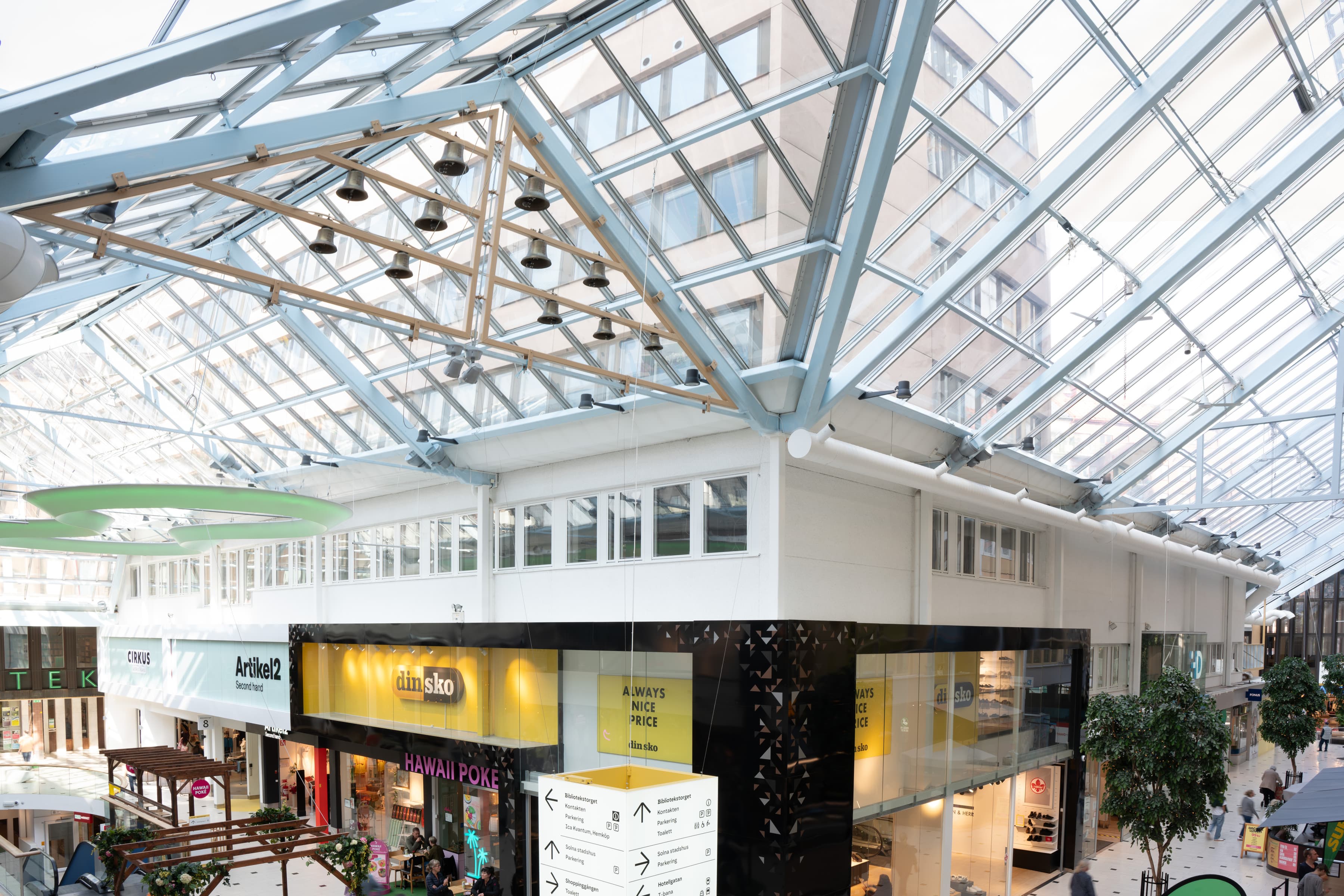 Ett inomhusköpcentrum med människor som går runt.