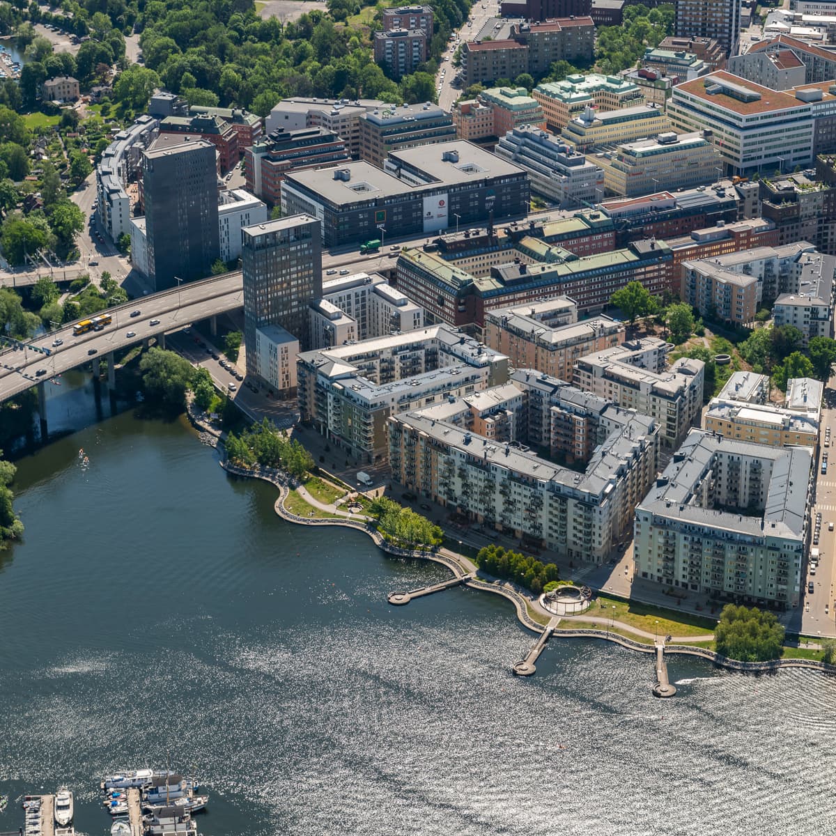 En flygbild av en stad och en flod.