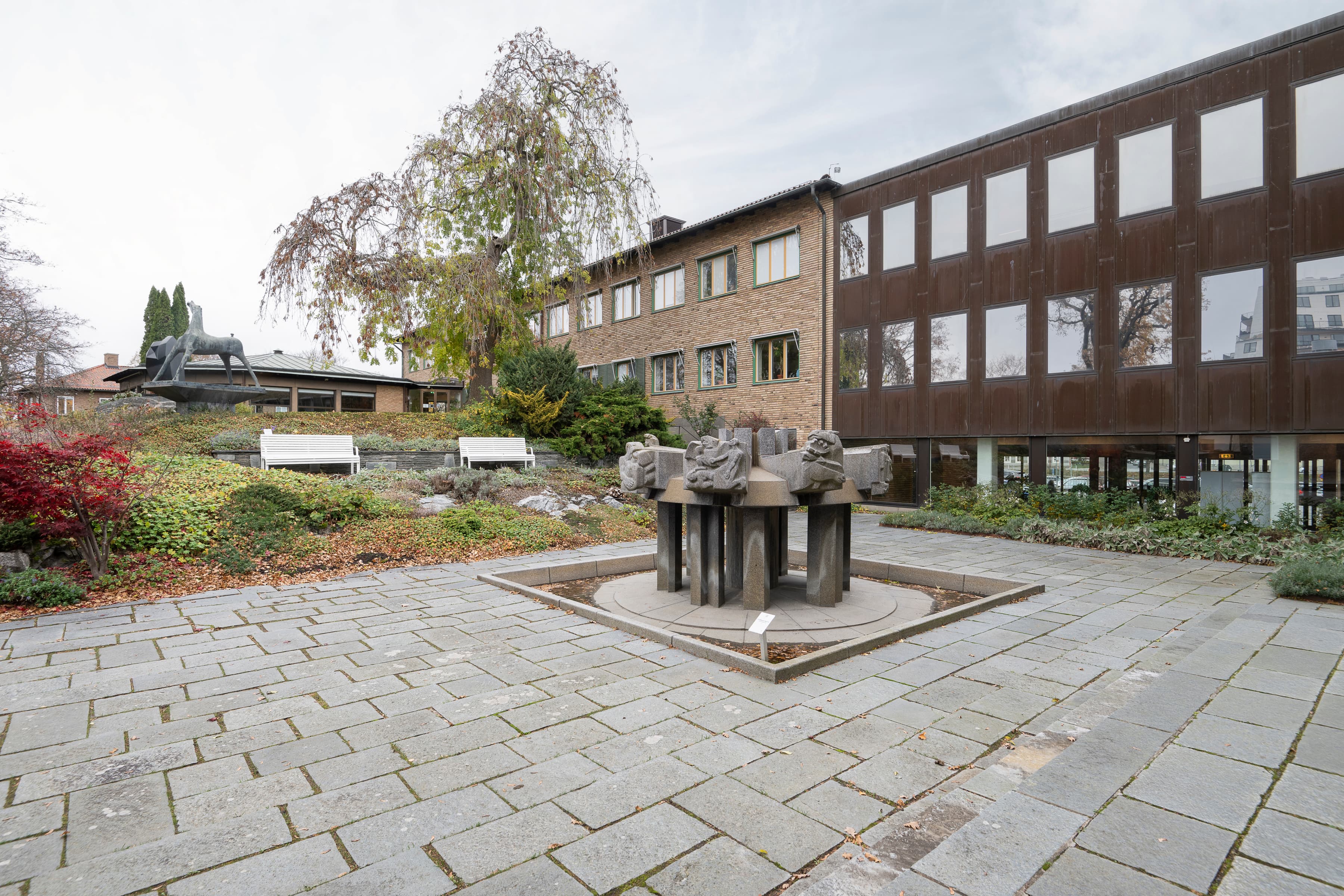 En innergård med en staty framför en byggnad.