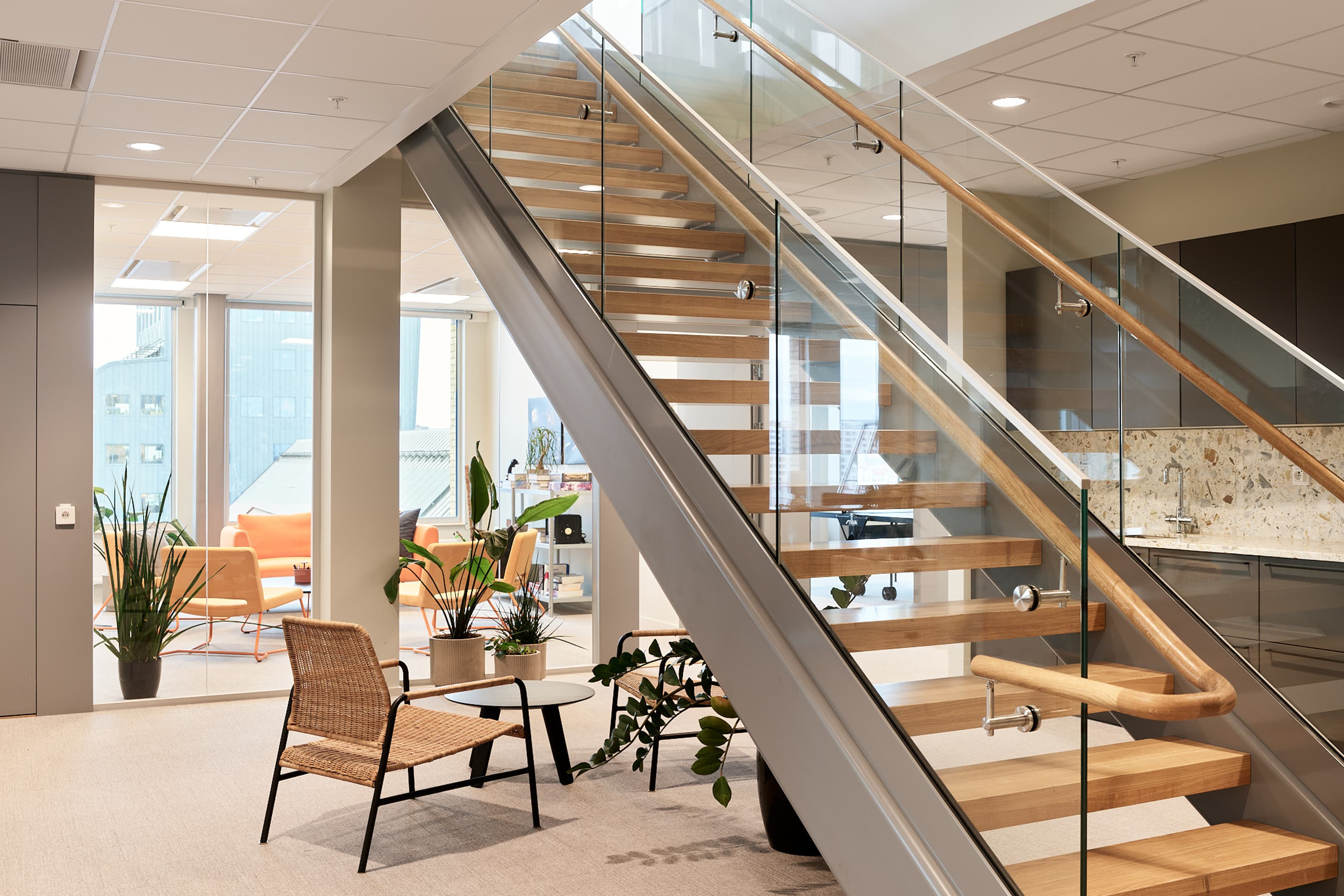 En trappa i en modern kontorsbyggnad.