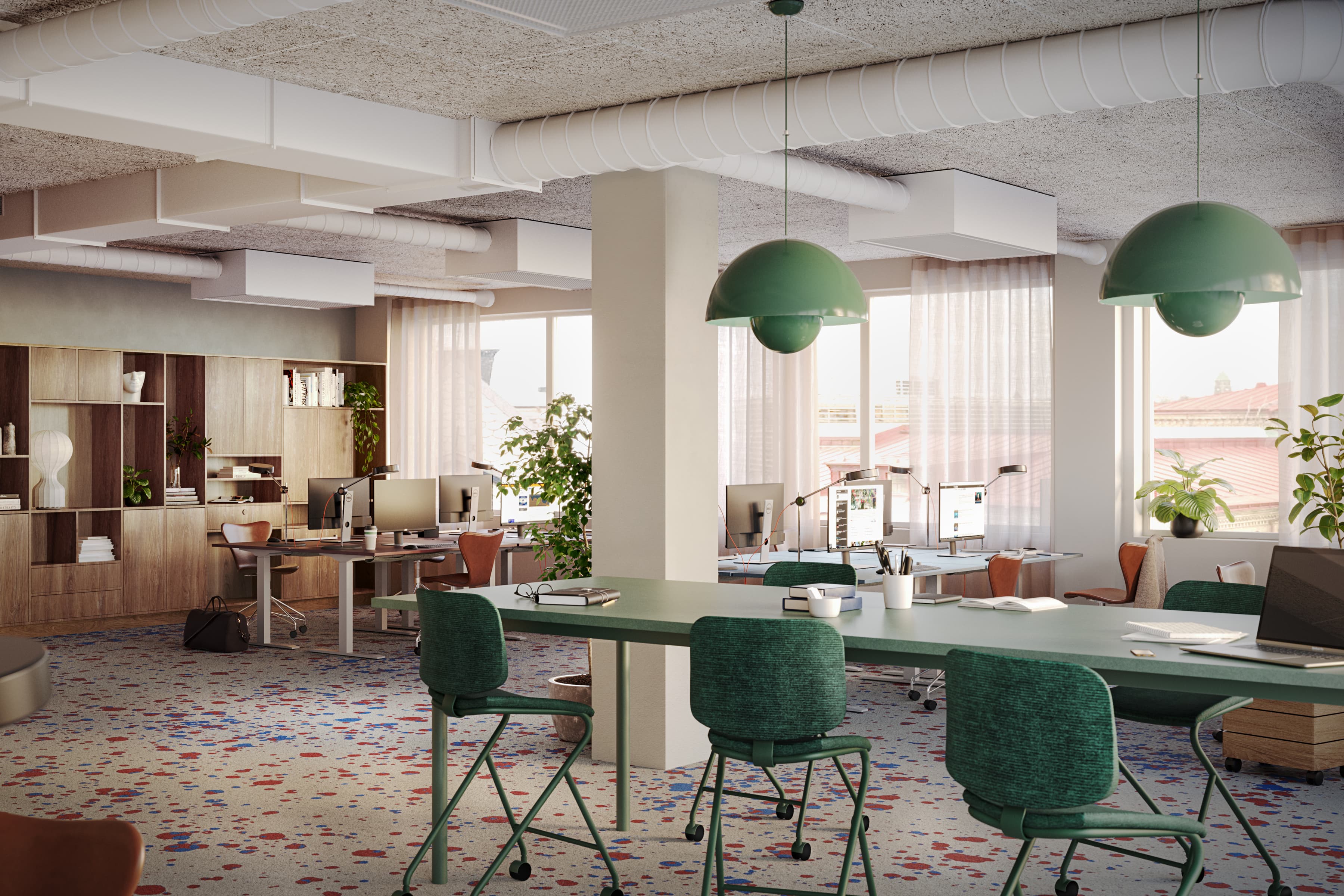 Ett rum med ett bord, stolar och en bärbar dator.