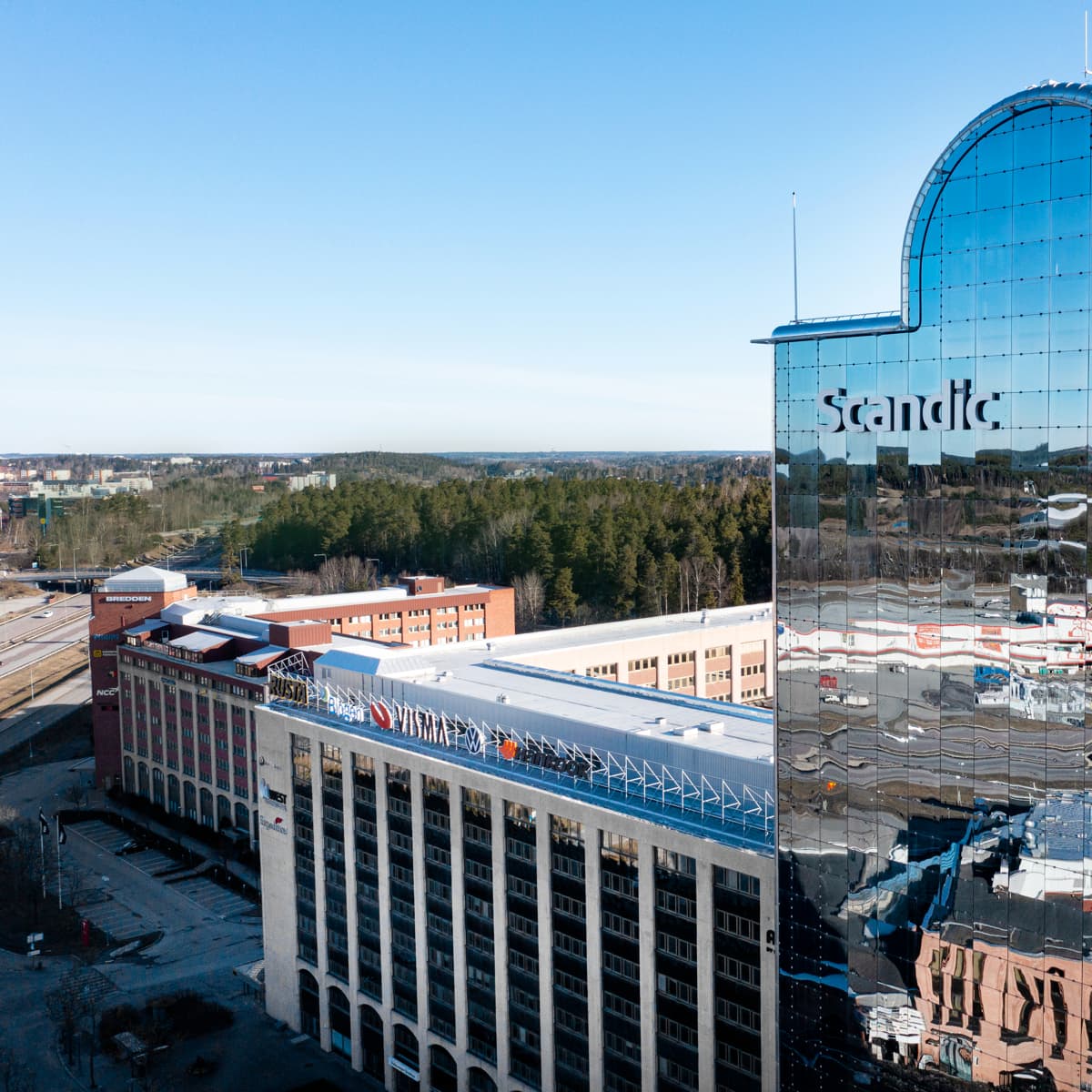 En stor byggnad med en stor glasbyggnad på.