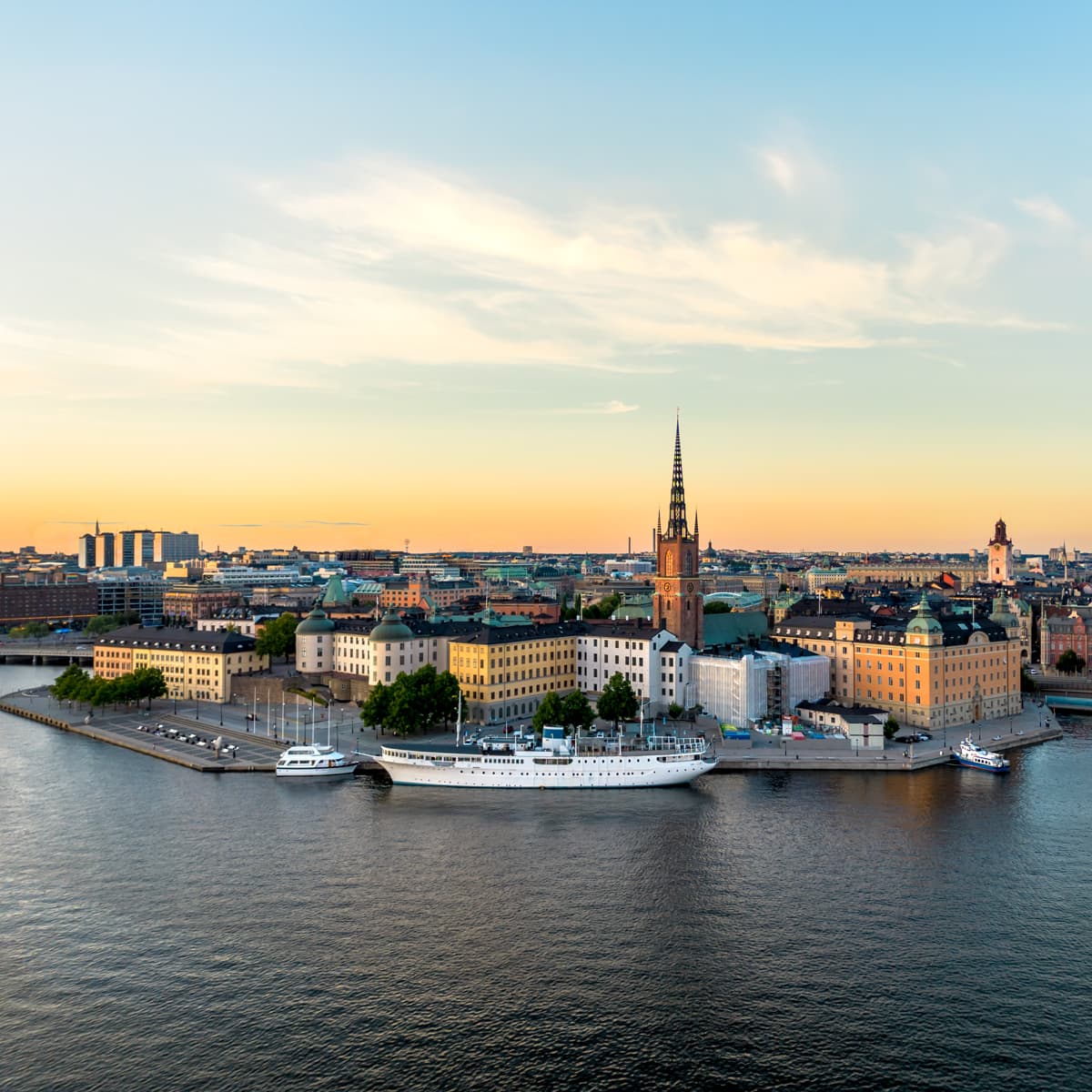 En stor vattensamling med en stad i bakgrunden.