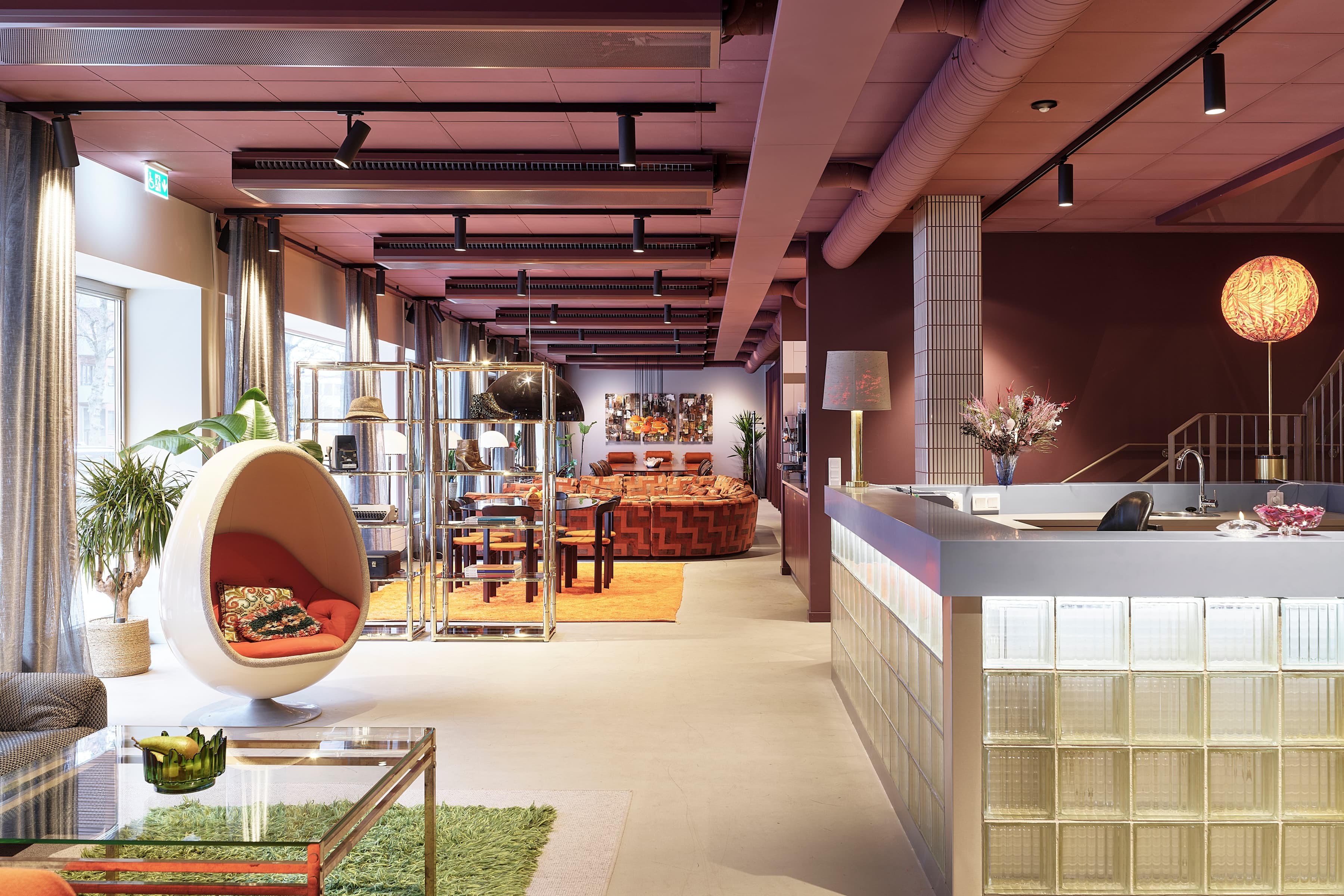 Ett kontor fyllt med möbler och många fönster.