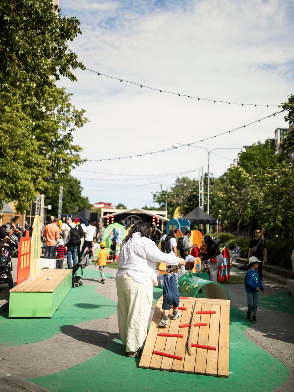 En grupp människor som spelar ett spel på en minigolfbana.