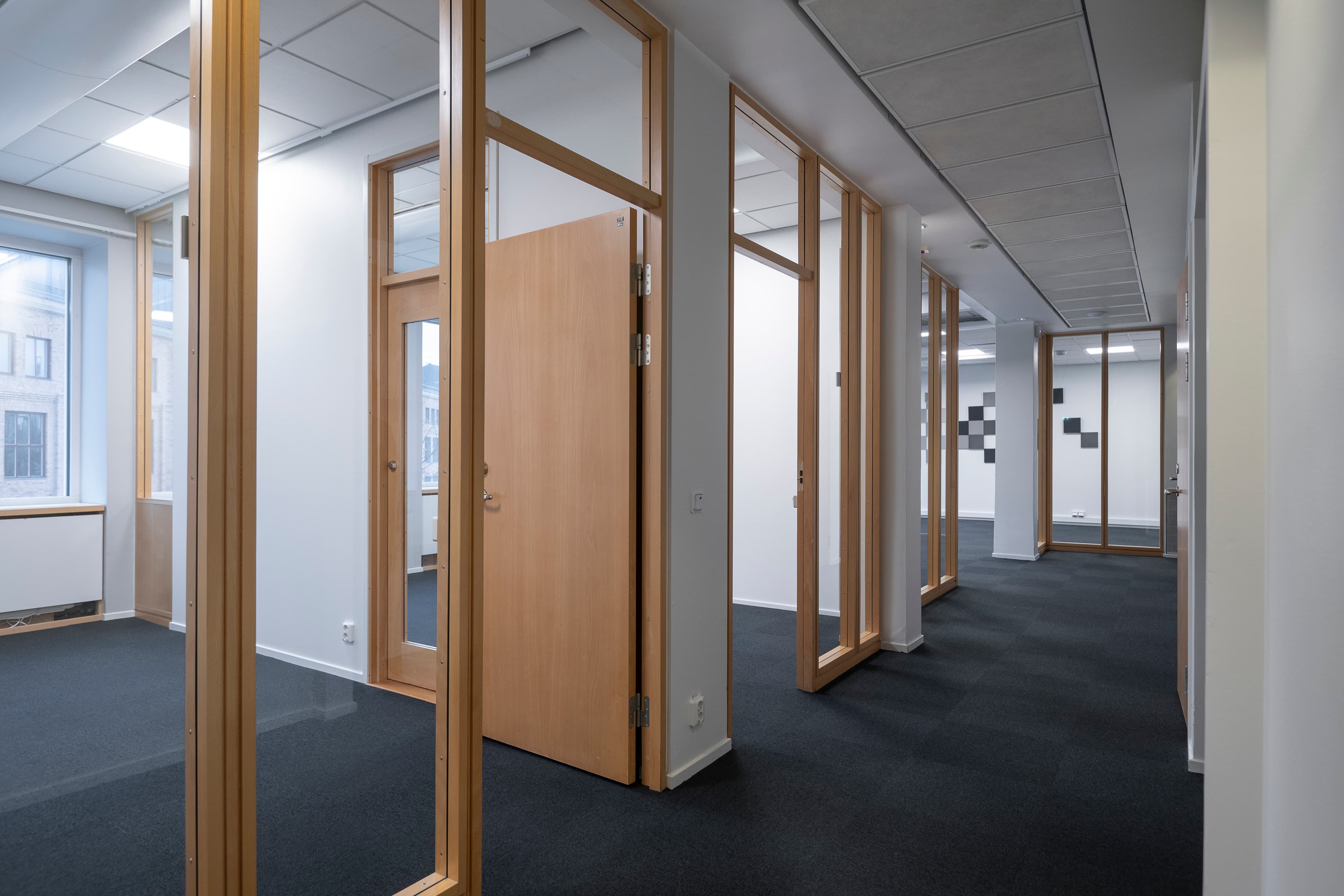 Ett tomt kontor med dörrar och fönster av trä.