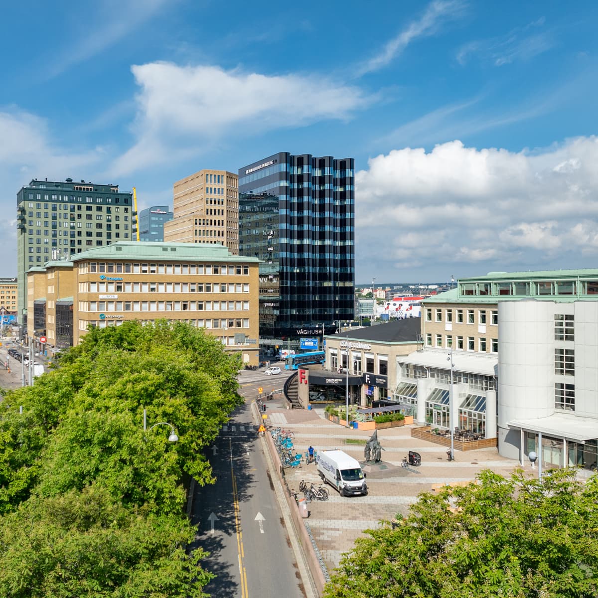 En utsikt över en stad med höga byggnader.